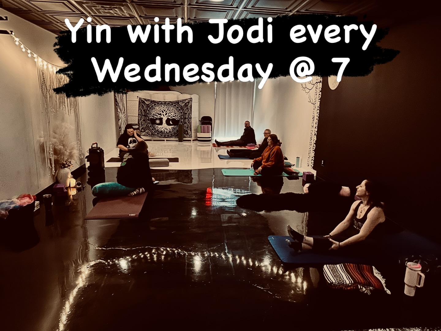 What a magical night 🌹💫🌕 So grateful for this incredible community! It’s such an honor to hold space for each and every ray of healing light that lands here. I love you all 🙏🏻🥹 #somatichealing #femaleempowerment #witchyoga #traumainformedyoga #somaticrelease