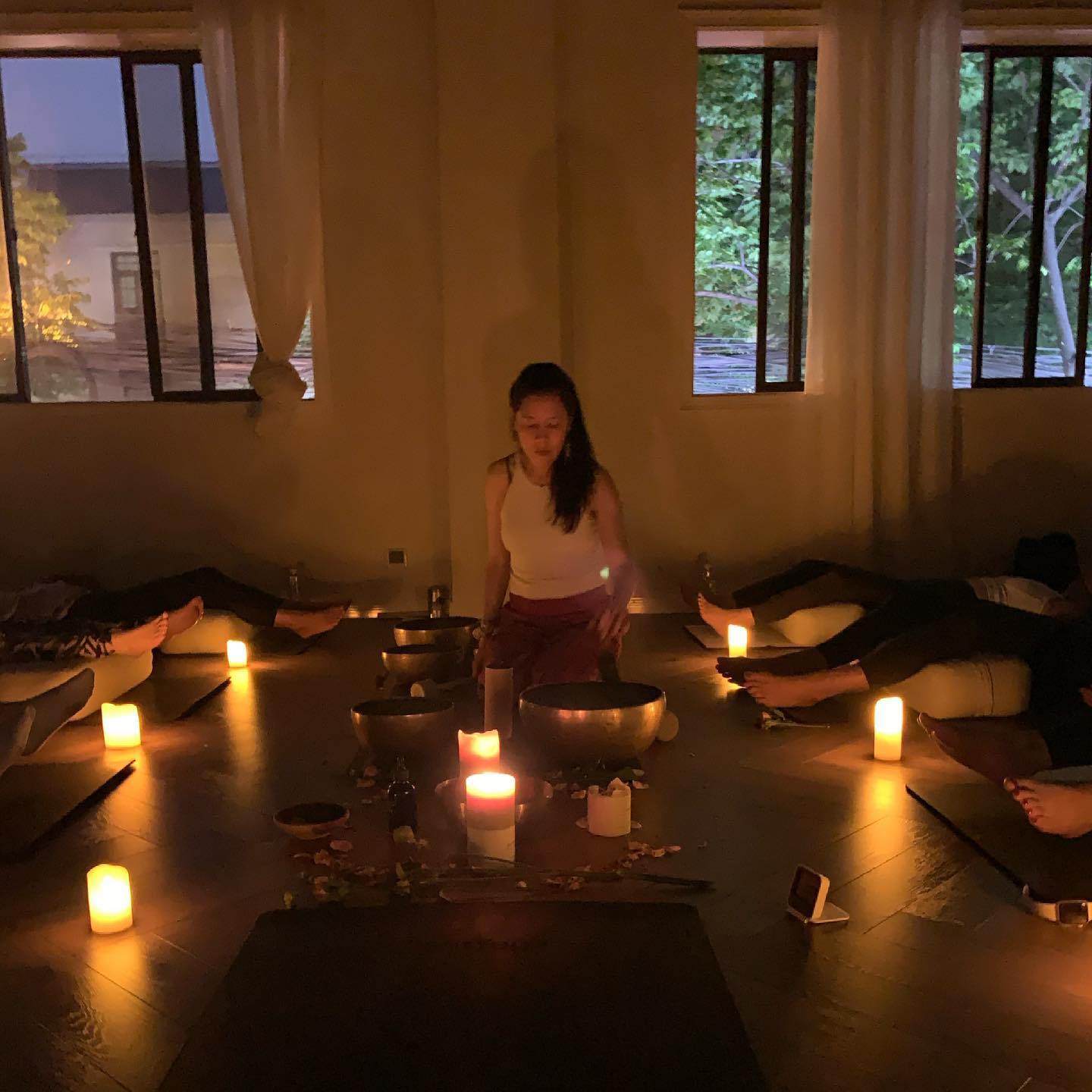 Can you see the little being of light going around me? 🤩
Love playing my singing bowls. They fill me and refuel me with energies and inspiration.
#singingbowlsshanghai #soundhealingshanghai #soundbath #energies #meditation #meditationshanghai #vibrationalcandles #energycandles #magic #magicashanghai #angels #beingsoflight