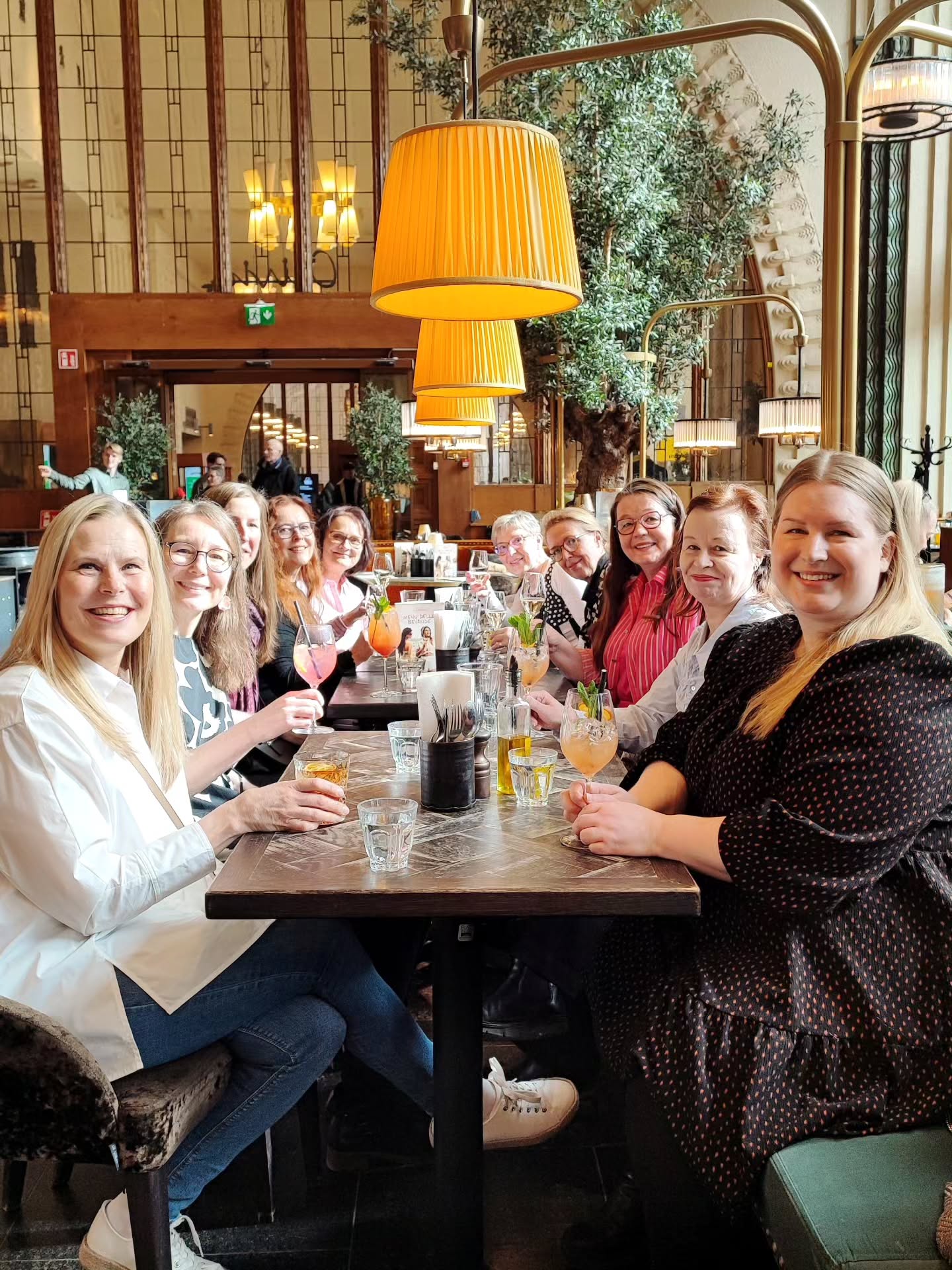 Viikonloppuna oli taas Filiannan virkistysretken aika 🤗
Lähdimme lauantaina porukalla juhlistamaan taiteellisen johtajamme Sabrina Ljungbergin perustaman ja luotsaaman Sabrina ja Saarten tyttäret-laulukollektiivin huikeaa 10-vuotista taivalta! Taitavien laulajien samettinen ääni täytti tunnelmallisen Balderin Salin heti ensi hetkistä ja kantoi läpi koko kauniin konsertin. Jos et vielä heidän musiikkiaan tunne, niin kannattaa tutustua! @saartentyttaret
Kiitos ihanasta elämyksestä ja vielä kerran onnittelut 10 vuoden merkkipaalusta! @sabrinaljungbergmusic
Ja @saartentyttaret 🧡✨
Virkistystiimimme oli retkeä suunitellessaan tehnyt niin hyvää työtä, että maittavan ruoan ja ohjelman lisäksi meitä helli myös upea sää 🌞 kiitos järjestäjille 🤗
Kuvat:
Marika Koivunen: 5
Katriina Lehtoranta: 8
#saartentyttäret #sabrinaljungberg #Filianna