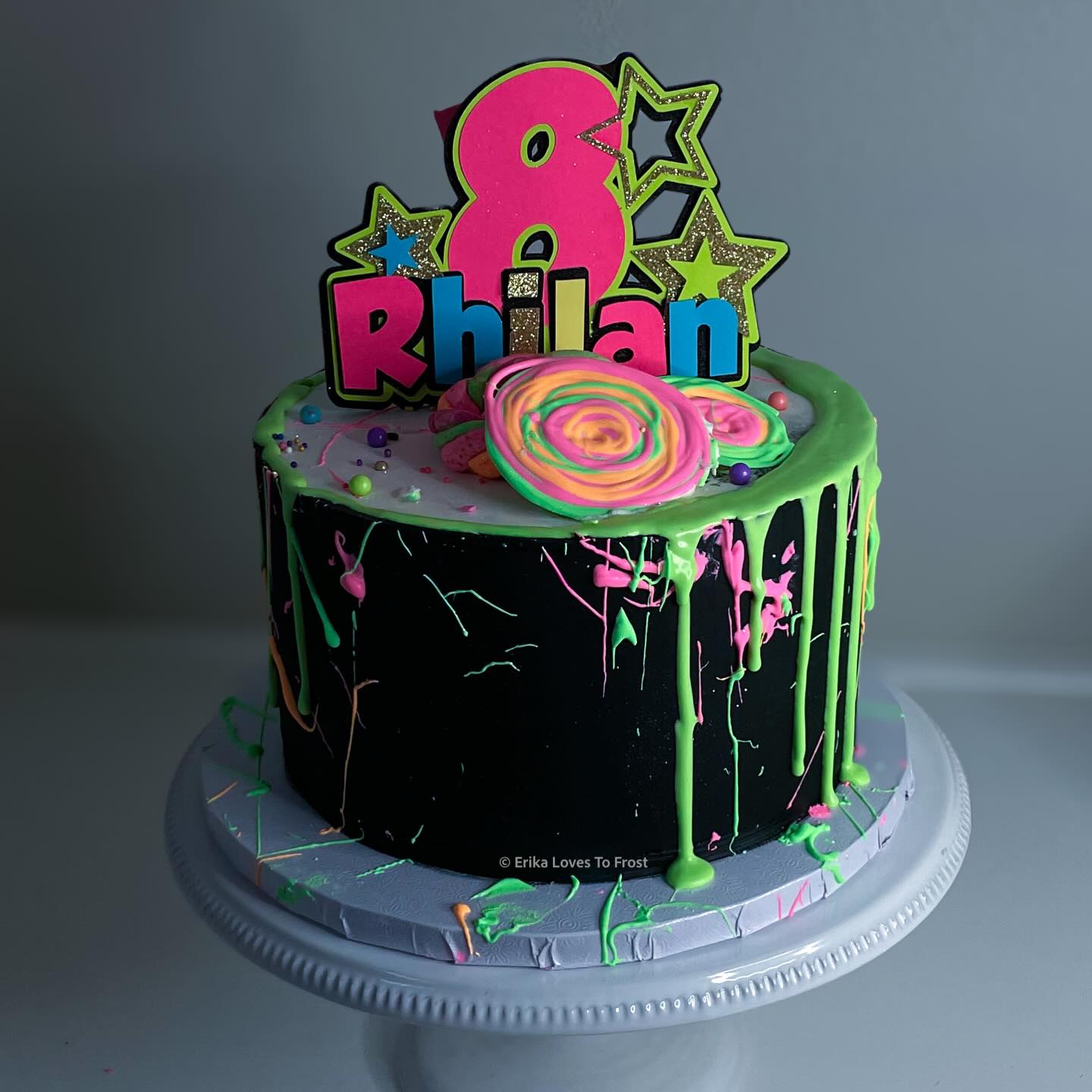 Swipe 👉🏼 to see it
✨G L O W I N T H E D A R K✨
💚🩷🧡💛🔦💡🌈 ♡
♡
♡ using @rolkem_versatility reactive edible powders ♡ @cakebonofficial cake drum
♡ #glowinthedarkcake #erikalovestofrost #murrietacakes #neoncake #dripcake