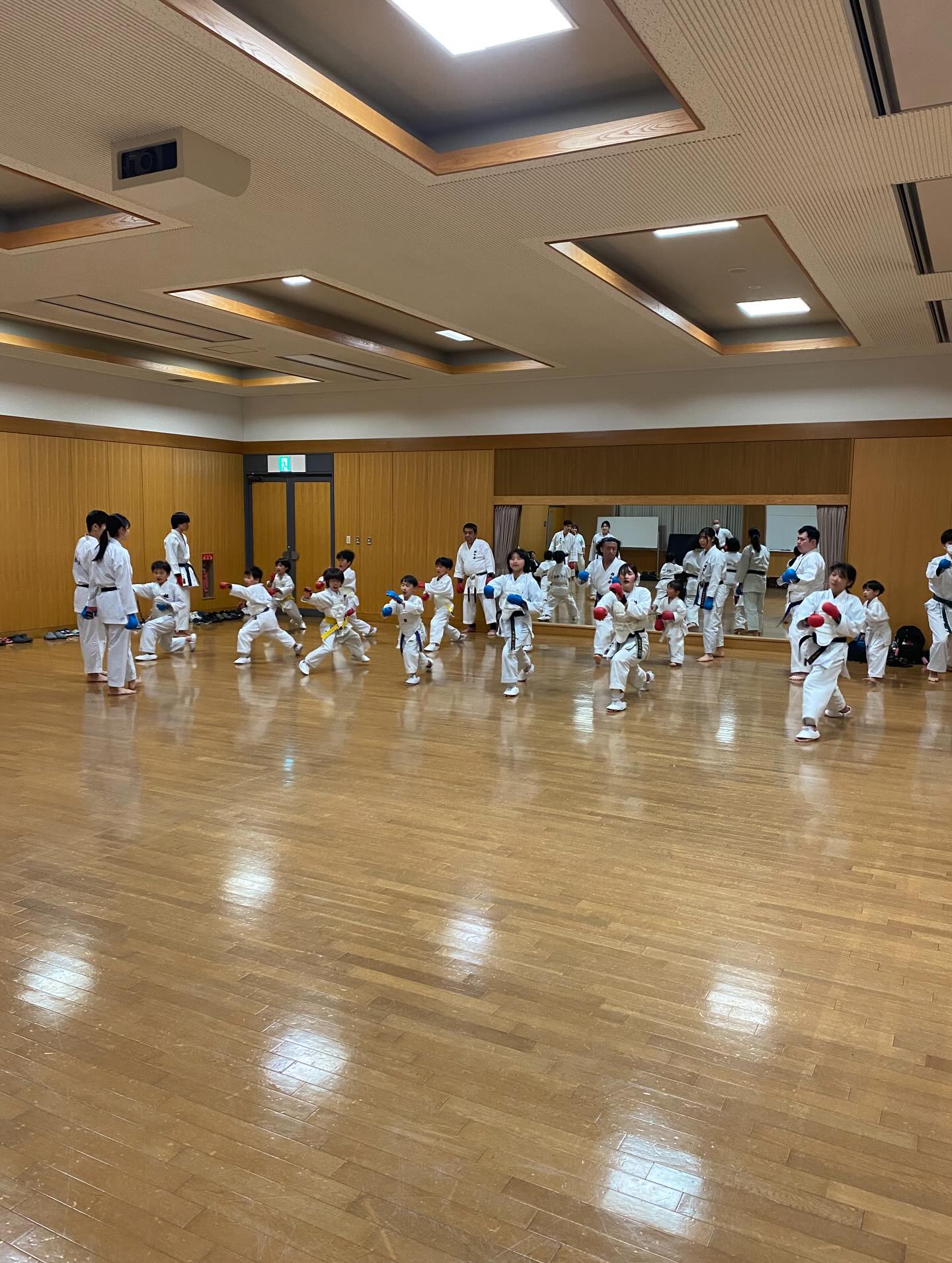 本日稽古
参加者沢山!
進学や就職を決めた道場生達が新しい生活を前に、報告を兼ねて久々に稽古に来てくれました♪♪♪
嬉しい事です。
せっかくなので、後輩達の指導を任せて見ました。
今まで道場で稽古した経験を活かしてメニューを考えてみてとリクエスト。
皆んな考える時間が少しあった後、、、
『しんどかった稽古しか思い出せない、、』
だってさ笑笑笑笑笑
それでも頑張って指導してくれました!
県外や県内で新しい生活が始まっても
いつでも帰っておいでね!
一緒に汗を流しましょう。