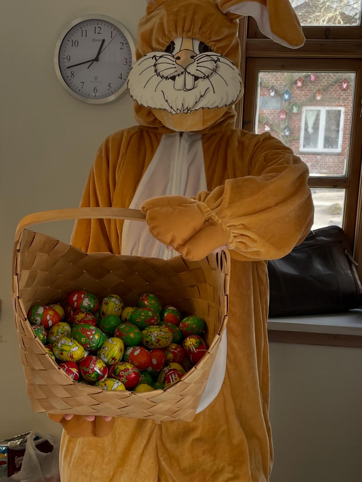 Efter nogle rigtig vellykkede teateruger vil alle børn og voksne nu gå på en velfortjent påskeferie. Påskeharen🐇 kom forbi os igen i år, med kurven fuld af lækre påskeæg 🐣🐣🐣 God påske til jer alle 🌼🌼🌼🌼🌼🌼🌼