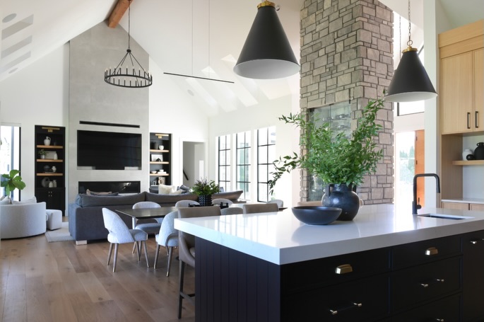 A little late sharing the interior of this modern farmhouse, but worth the wait.
Featuring soaring vaulted ceilings, a statement stone wine feature, warm wood tones, and an open layout that just flows. #ironrosehomes