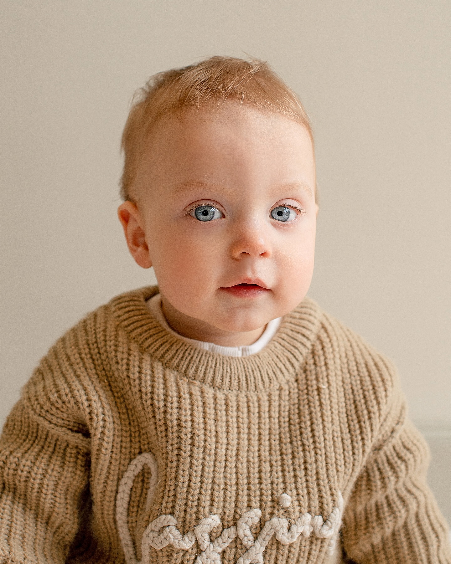 My approach when photographing older babies? - let go of control and lean into the chaos!
Unlike newborns older babies will be more interactive, with their parents and myself = more eye contact! More personality, more curiosity and you get to celebrate those precious milestones: sitting, standing, clapping etc🥰
💌thesnuggleclubphotography@outlook.com
#stalbansmums #hemelmums #hertfordshiremums #babyphotography #babyphotographer