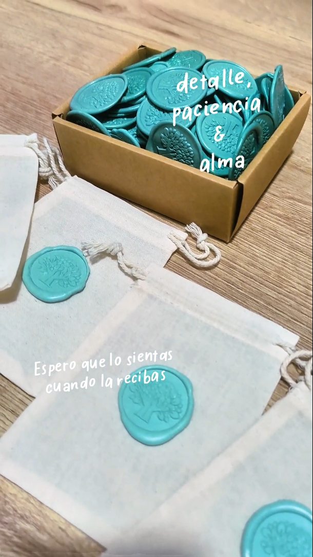 ✨ Este es uno de los detalles que más amo de este proceso…
Cada sello en cera lo hago a mano, uno a uno 🌿
pensando en que recibir tu crema facial Aqua Vital sea algo especial, desde el primer momento.
Porque para mí no es solo cuidar tu piel…
también es la experiencia de recibir algo hecho con intención 💛
Si ya la has probado, sabes de lo que hablo ✨
#organico #natural #cosmeticanatural #artesanal #cuidadofacial