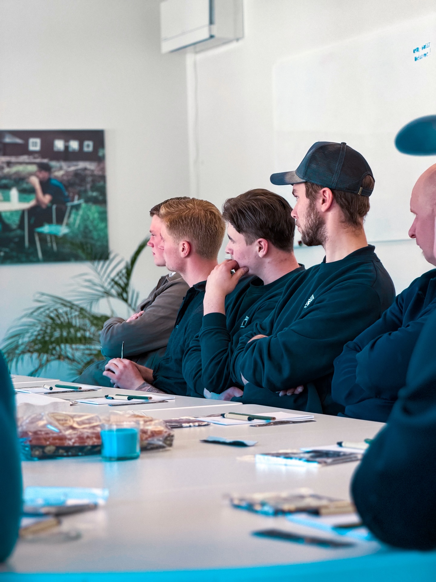 Vilken PANGFREDAG! 🔥 Mataki har varit på besök och utbildat oss och vi har härmed blivit certifierad Solution Tak-entreprenör och kan därmed erbjuda Matakis 30-åriga Vattentäta Garanti! 🛠️ Utbildningen följdes upp av fika, kvartalsmöte och härligt häng.
Men nu är snickarbyxorna utbytta mot kostymbrallor ☑️
Nu styr nämligen ligan skutan mot Växjö för årets Nybemästerskap som iår bjuder in till en matbit följt av The Challenge!
Förra året bowlade grymma Emma hem rubbet… men vem kliver fram i år och visar sig vara ett oväntat problemlösnings-orakel? 🏆
Spänningen är olidlig..
#NybeByggentreprenad • #FamiljeföretagSedan1964