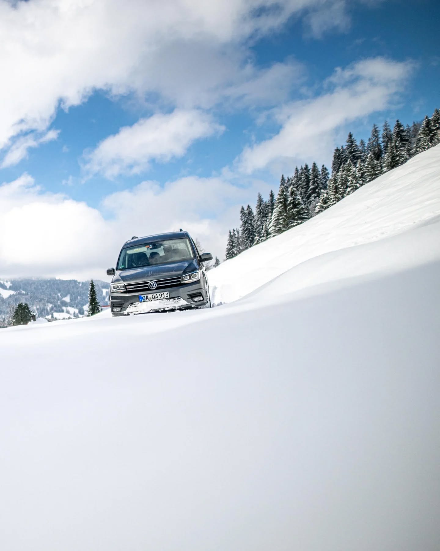 Kein Aprilscherz. Der Schnee liegt nochmal reichlich im Mittelbachtal. So reichlich, dass wir unsere Alpe aktuell nicht mehr mit dem Auto erreichen können. Einen Versuch haben wir trotzdem unternommen, aber spätestens bei unseren Alpnachbarn @s__bergle war trotz Schneeketten Schluss.
Wir werden aber dennoch pünktlich zum Karfreitag in die Saison starten und unsere Tische und Bänke für euch aus dem Winterquartier im Stall auf die sonnige Terrasse stellen.
Wir freuen uns auf euren Besuch.
Andrea und Flori
#oberstaufen #allgäu #steibis #allgäuliebe #imbergbahn_und_huendlebahn