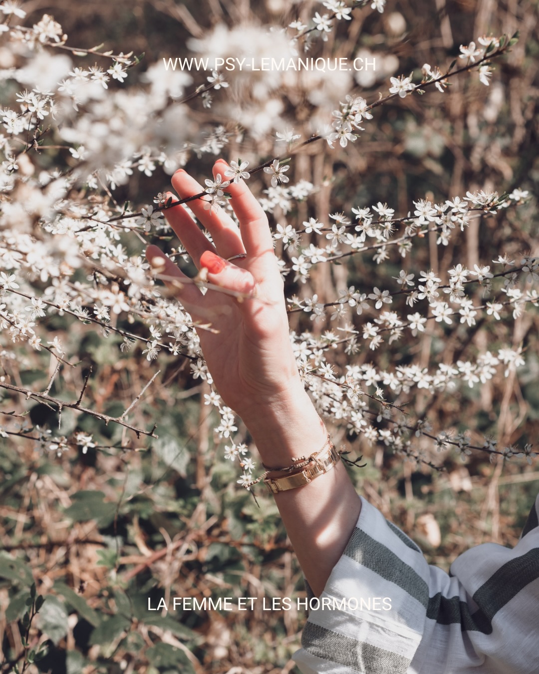 Le NuvaRing et la santé mentale : le mythe du “local donc sans effet”.
En consultation, la scène est fréquente. Une femme a mal toléré la pilule — humeur instable, libido absente, perte d’énergie. Elle ne se reconnaît plus. On lui propose le NuvaRing : “c’est différent, c’est local, ça passe moins dans le sang.” Elle repart rassurée. Quelques mois plus tard, elle revient avec les mêmes symptômes.
Le NuvaRing libère deux hormones : de l’éthinylestradiol et de l’étonogestrel, un progestatif de troisième génération. Mais “local” ne signifie pas confiné. L’absorption vaginale est systémique : ces molécules passent dans la circulation sanguine, franchissent la barrière hémato-encéphalique et agissent aussi sur le cerveau. 🧠
L’étonogestrel possède une activité androgénique qui contribue à abaisser la testostérone libre, déjà diminuée par l’éthinylestradiol. Résultat : une baisse globale de la testostérone, avec des effets possibles sur la libido, l’énergie, la motivation et l’humeur.
Les données sont claires. L’étude danoise de Skovlund et al. (JAMA Psychiatry, 2016), menée sur plus d’un million de femmes suivies pendant 13 ans, montre une augmentation du risque de prescription d’antidépresseurs chez les utilisatrices de contraception hormonale. L’anneau vaginal à l’étonogestrel figure parmi les méthodes associées aux risques les plus élevés.
Le compendium suisse des médicaments est explicite : les troubles dépressifs et les humeurs dépressives font partie des effets indésirables connus. Ils peuvent apparaître rapidement après l’initiation du traitement et peuvent être sévères. ⚠️
Il recommande d’informer les utilisatrices en amont et d’interrompre le traitement en cas de symptômes significatifs.
Sur le terrain, les descriptions sont cohérentes : humeur aplatie, anxiété diffuse, brouillard mental, perte de désir. Des symptômes progressifs, souvent attribués au stress ou au mode de vie.
Le NuvaRing n’est pas mal toléré par toutes. Mais le présenter comme une méthode “sans effet systémique” est inexact.
Informer n’est pas alarmer. C’est permettre un consentement réellement éclairé.
#hormones #contraception #mentalhealth #psychiatry