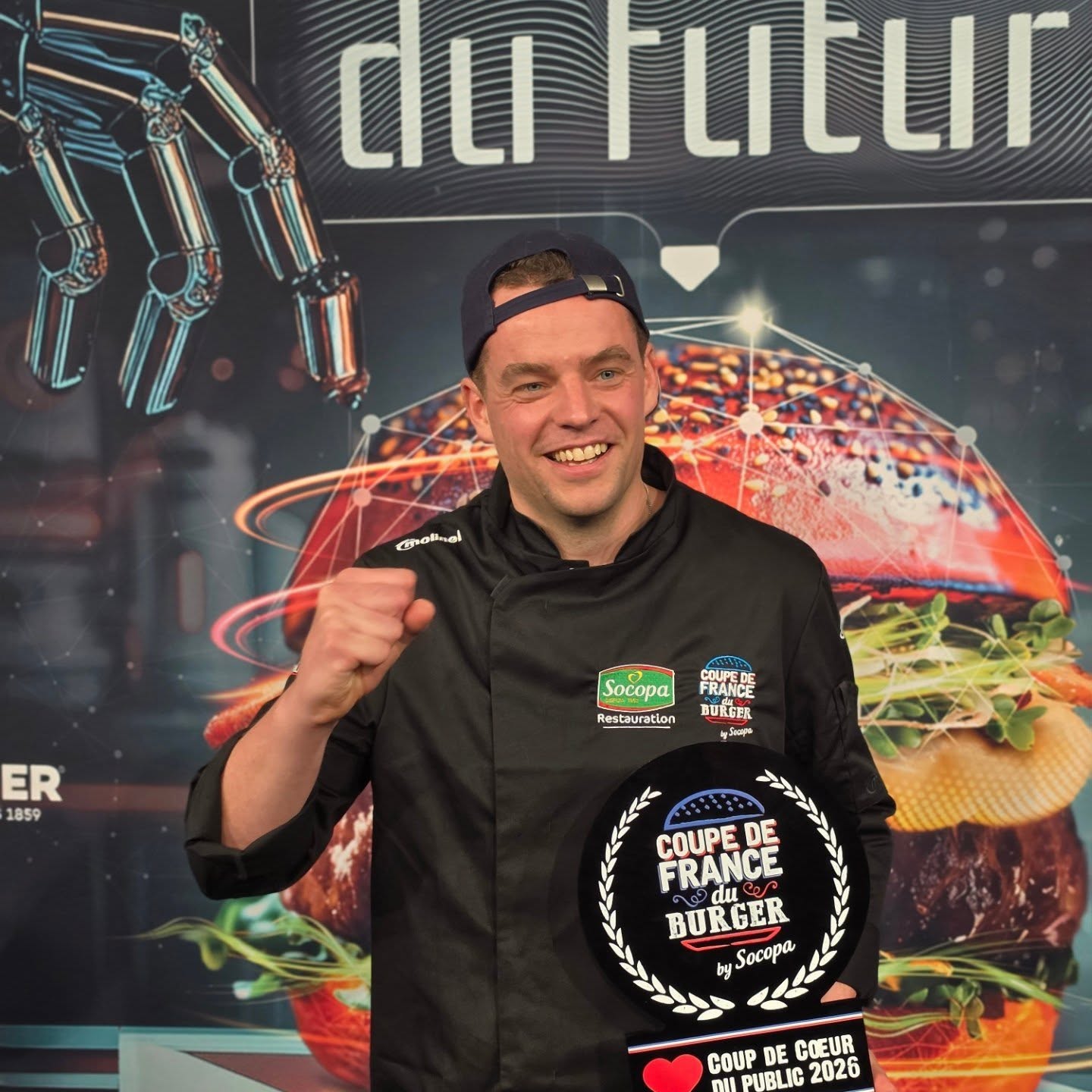 Mercredi, Alexis a participé à la finale de la coupe de France du burger.
Une journée exceptionnelle riche en expériences, en émotions et en rencontres. Et grâce à vous et votre soutien, elle se termine par une superbe récompense: celle du prix du coup de cœur du public. Merci à vous, merci à nos partenaires @b_laparisienne, @promocashdeauville @socodn_ @lecomptoirdebriseis
On se revoit très vite pour vous faire goûter le Marty Burger 🍔