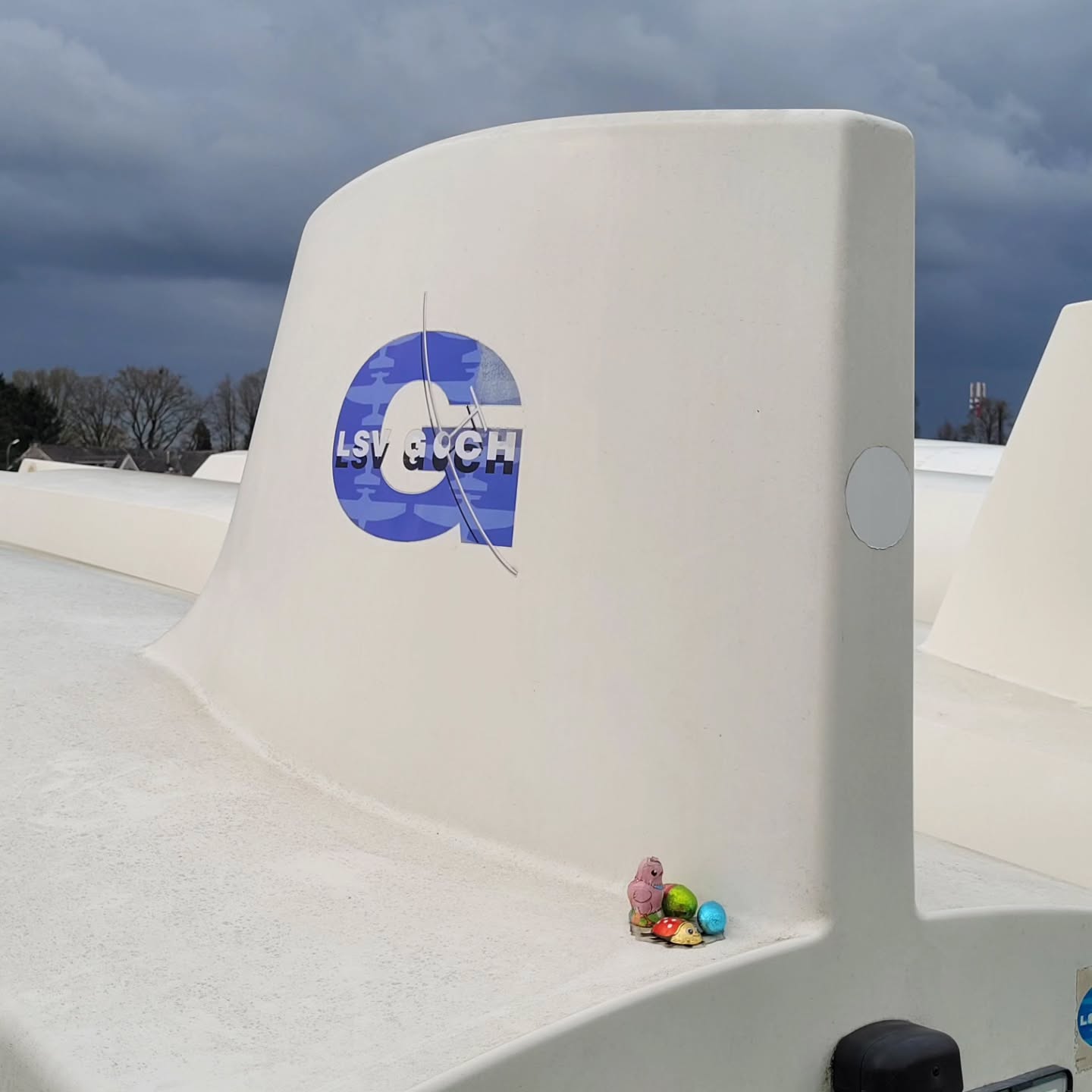 Wir wünschen euch Frohe Ostern!!🐣🌷🐰
Bei uns war heute morgen schon der Osterhase da und wir haben zusammen ein leckeres Osterfrühstück genossen.
Wenn mal nicht geflogen wird, gehört soetwas trotzdem zu unserem Vereinsalltag. Zusammenhalt ist uns nunmal wichtig!
#edlg #vereinsleben #asperden #froheostern #fliegen