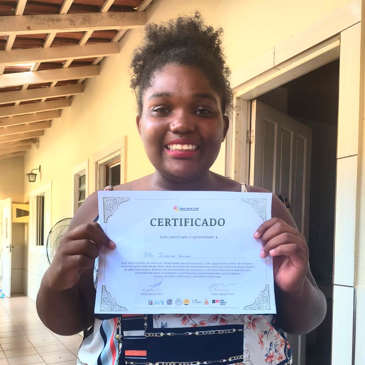 ✨ Encerramento com conquista! ✨
No dia 25 de março, celebramos um momento muito especial: a entrega dos certificados da Oficina de Panificação para os jovens do projeto Semeando Adolescer. 🥖👩🍳👨🍳
Ao longo da oficina, nossos participantes aprenderam técnicas, desenvolveram habilidades e, principalmente, fortaleceram a autonomia, o trabalho em equipe e a confiança em seu próprio potencial.
Cada certificado entregue representa dedicação, aprendizado e novos caminhos sendo construídos. 💛
Parabéns a todos os jovens por essa conquista incrível! Que esse seja apenas o começo de muitas outras realizações.