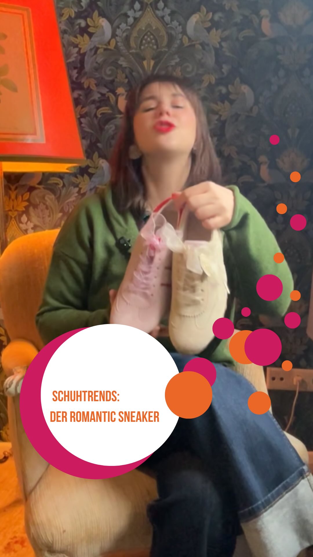 Der Romantic Sneaker von Paul Green (179,95) ist wirklich etwas ganz besonderes. Angezogen wird der verspielt und feminin und doch nicht naiv. Natürlich kannst du ihn mit Spitzensocken tragen. zum Rock, zum Kleid oder aber mit niedrigen Socken zu Hose. Wenn dich Schuhtrends interessieren, freue ich mich, wenn du gekommen bist, um zu bleiben #GeigerSchuheUndTextil #PaulGreen #BuyLocal #Nachhaltig.