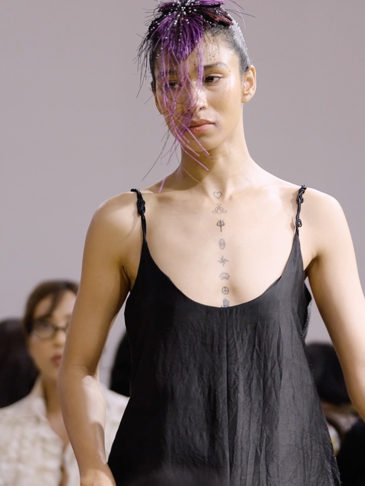 AK|OK by @anamikakhannaindia opened the night at Lakmē Fashion Week in partnership with FDCI — setting the tone with a collection that felt effortless yet intentional.
Fluid silhouettes, layered ease, and a quiet confidence defined the runway. This was everyday luxury, elevated through contemporary craft and a distinctly modern Indian lens.
@fdciofficial @akok.in @anamikakhannaindia @lakmeindia @reliancebrandsltd @nmacc.india
Show Director- @anuahuja1
HMU- @dakshhnidhi @flaviagiumua
Stylist- @samar.rajput05
#Lakme9to5BeachEdit #LakmēFashionWeekxFDCI #LakmēFashionWeek #LFW
(Designer Showcase, Runway, 2026 Trends, Indian Fashion, Fluid Silhouettes, Easy Layers, Everyday Luxury, Contemporary Craft, Fashion Week, Fashion Trends, Runway, Street Style, Fashion Week 2026, Trend Alert, LFW, Fashion Style, Style)