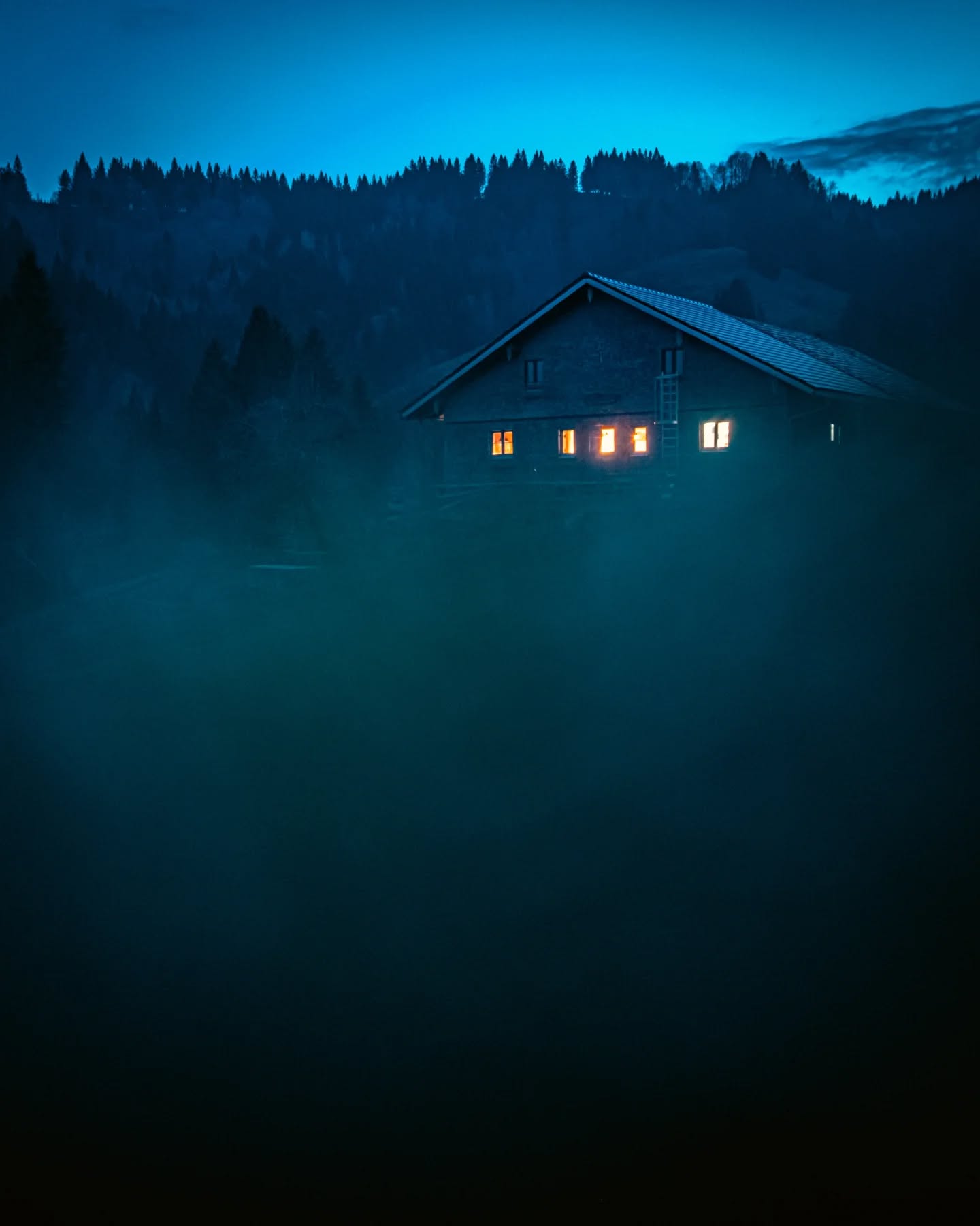 Das Leben erwacht langsam wieder auf der Alpe Sonnhalde. In den letzten Wochen konnten wir bei teils herrlichem Frühlingswetter viel vorbereiten. So haben wir unsere gesamten Tische und Bänke der Gastroterrasse geschliffen und frisch geölt – und was nicht mehr zu retten war, erneuert. Danke an unsere Helfer Harald und Leonie für die Unterstützung und tagelanges staubig sein 😊
Damit die Tische auf der Terrasse wieder festen Stand haben, haben wir über den Winter außerdem die Stützmauern teils komplett abgetragen und frisch (und stabil) aufgebaut. Für die Ziegen ist ein Weideunterstand entstanden und mit fleißiger Hilfe vieler (kleiner) Hände sind auch die ersten Zäune schon aufgebaut. Denn eigentlich hätte es dieses Wochenende losgehen sollen mit den ersten Tieren. Da der Wetterbericht aber nochmal ein paar Tage Schnee im Angebot hat, gedulden wir uns noch etwas, auch wenn wir uns schon sehr auf unsere vierte Saison auf der Sonnhalde freuen.
Ab Karfreitag sind wir aber – ganz unabhängig vom Wetter – auf alle Fälle auf der Alpe. Unsere Vorbereitungen sind soweit abgeschlossen, sodass wir das ganze Osterwochenende für euch da sein können. Vorerst schaut es aber sogar so aus, als fühle sich auch die Sonne eingeladen.
Wir freuen uns auf euren Besuch auf der Sonnhalde,
Andrea und Flori
#alpesonnhalde #oberallgäu #allgäu #oberstaufen #alpwirtschaft