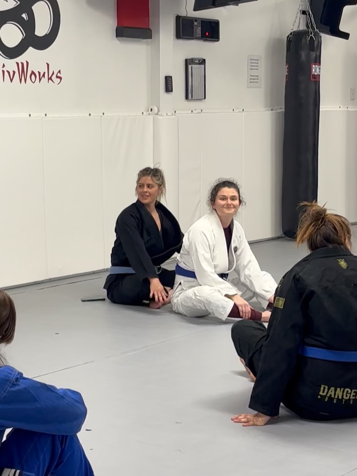 The feral females on THEIR Friday night. So much learning. So much laughing. So much non-ladying. You should check the vibe!!! BUT ONLY if you’re a chick.🐣 These gals meet every Friday at 5pm and every Saturday at 9am.! COME TRAIN! 💞 Thank you @squirrelcages and @lacy.wildthing for taking the wheel this evening while @mommanubbins is out being a mama to her baby in Texas! Appreciate you ladies!
#VBJJ #ladiesnight #galsingis #wheremygirlsat #meetingintheladiesroom