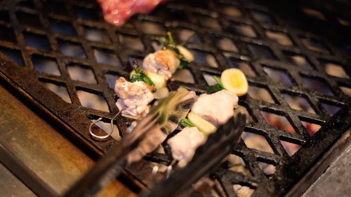 Lamb Sweetbread & Purple Garlic Skewer.
The latest iteration of our signature skewers, cooked over the coals and finished with wild garlic as the season begins.
To drink? We think that the delicate sweetness and umami characteristics of Masumi Nanago Sake bring balance to the richness of sweetbread and lamb fat to create a stunning pairing.