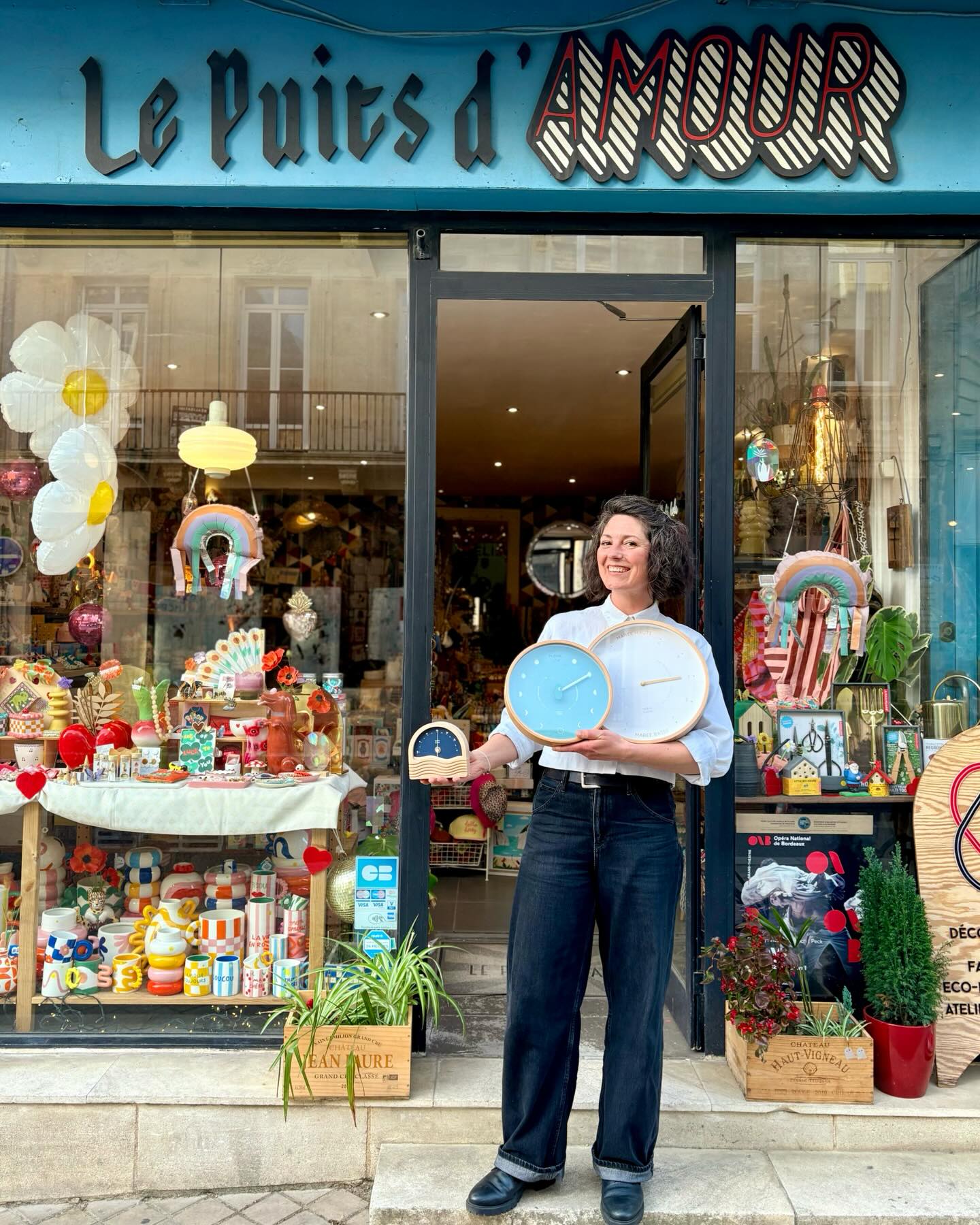 ✨🕘 Le retour qu’on attendait 🕘 ✨
Les super horloges des marées, horloges lunaires et thermomètres @ocean_clock sont de retour en boutique 💛
Des objets à la fois beaux et utiles, qui donnent le rythme au quotidien 🌊🌙
Tout est fabriqué à la main à Hossegor, dans leur atelier, avec un vrai savoir-faire et beaucoup d’amour du détail.
Des pièces durables, inspirées par l’océan, parfaites pour apporter une touche poétique à la maison 💫
📍 Le Puits d’Amour
113 rue Fondaudège – Bordeaux
Quartier Jardin Public
🕒 Du lundi au samedi : 11h – 19h
Venez les découvrir en boutique 💛
Le Puits d’Amour, un concentré de couleurs, de jolies idées et toujours plus de love 💛