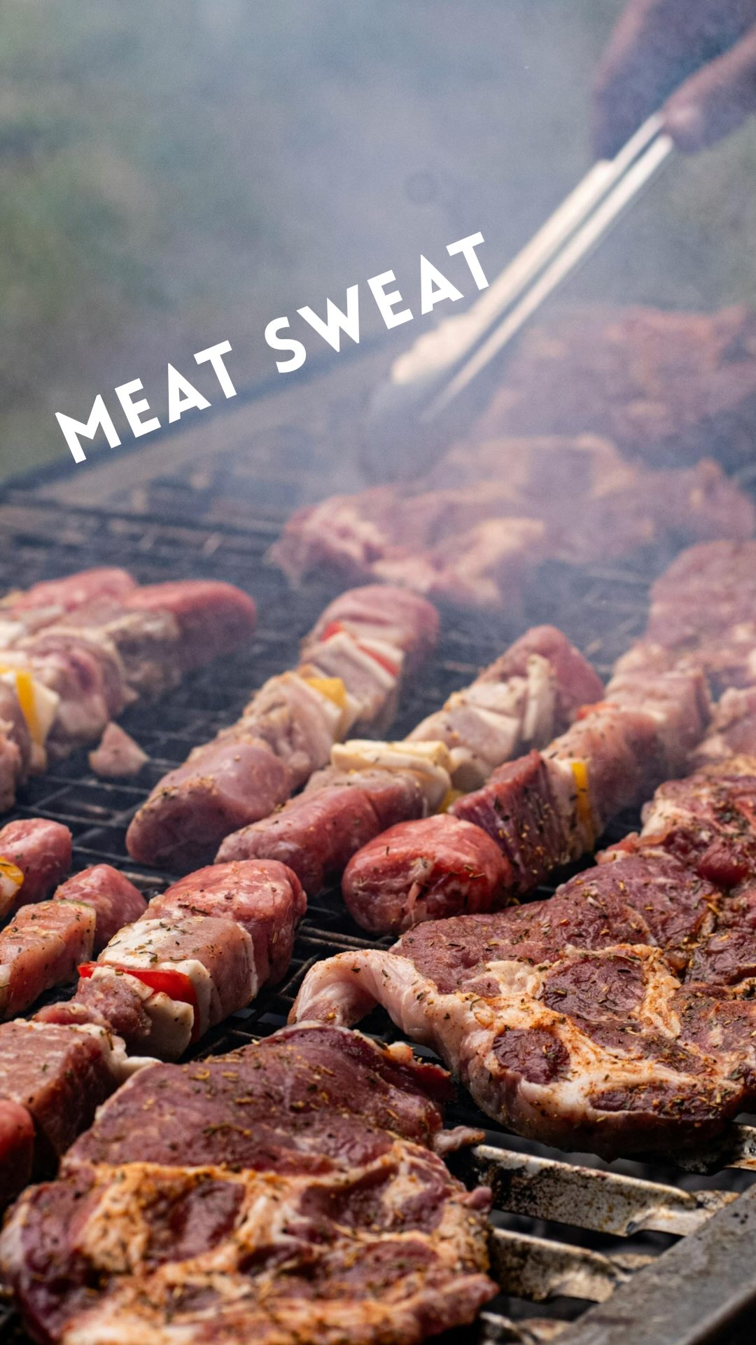 Assistindo um vídeo da @meiobrasileira e do @pedrofariarod descobri um termo que nunca tinha escutado: meat sweat 🥩🔥
Apesar de não ser um termo científico, a explicação pode estar no chamado efeito térmico dos alimentos. Proteínas exigem mais energia do corpo para digestão, absorção e metabolização do que carboidratos e gorduras.
Em refeições muito grandes e ricas em proteína, esse aumento do gasto energético pode gerar sensação de calor - e algumas pessoas relatam até sudorese.
Não é uma condição médica formal, mas sim um efeito metabólico associado a refeições pesadas.
Agora fiquei curiosa: você já sentiu isso depois de um churrasco ou rodízio?”
#alimentos #nutrição #metabolismo #proteína #churrasco