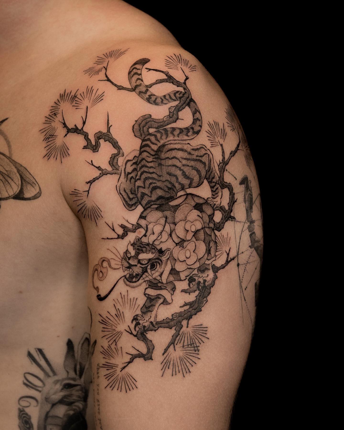 Rivo has only a few spots left in April! DM @rivorannaveski.tattoo to secure a spot
#københavntattoo #københavntatovør #copenhagentattoo #tattoostudiocopenhagen