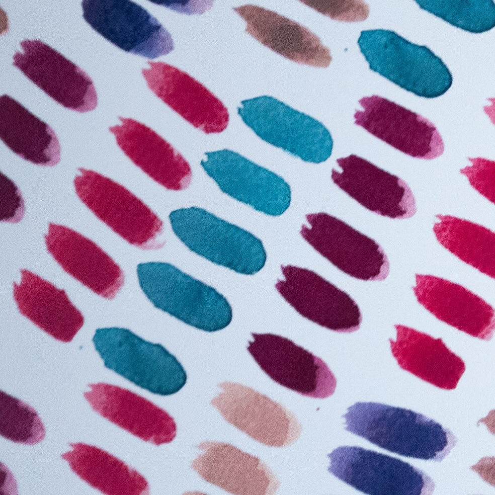 Heute ist Weltautismustag.
Inklusion und echte Teilhabe beginnen für mich mit Barrierefreiheit. Das bedeutet: eine ruhige, reizarme Umgebung, Rückzugsorte, klare und verständliche Kommunikation, verschiedene Wege, sich auszudrücken – und vor allem genügend Zeit, um alles in Ruhe zu verarbeiten.
Barrierefreiheit heisst für mich auch, Informationen einfach und eindeutig zu vermitteln, Reize bewusst zu reduzieren und jedem Menschen den Raum und die Zeit zu geben, die er oder sie braucht.
Und ganz wichtig: Kennst du einen autistischen Menschen, kennst du genau einen. Jeder Mensch ist individuell – mit eigenen Bedürfnissen, Stärken und Wegen, die Welt wahrzunehmen.
#sichtbarkeit #awerness #autismusverstehen #neurodivergenz #mentalhealth