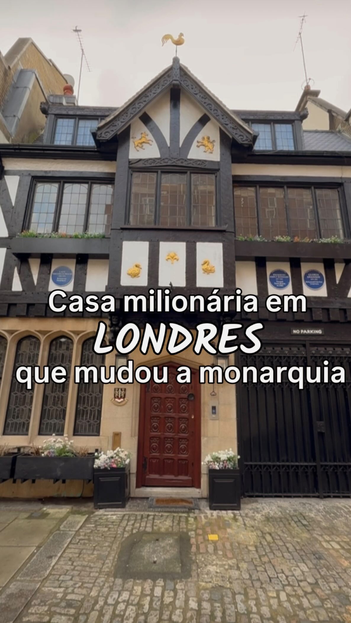 No coração de Mayfair existe uma casa única, cercada de história, escândalos e personagens que marcaram a elite britânica. 👀
A Farm House é uma rara residência em estilo gótico em Londres e um detalhe chama atenção: ela possui três placas azuis, algo extremamente incomum e reservado a lugares de grande relevância histórica.
Ao longo dos anos, essa casa foi palco de encontros que influenciaram até mesmo a monarquia. Foi aqui que a Viscondessa Thelma Furness apresentou o futuro King Edward VIII (rei Eduardo VIII) a Wallis Simpson, um relacionamento que levaria à abdicação do trono britânico.
De antiga fazenda a uma das propriedades mais valiosas de Londres, a Farm House é um exemplo perfeito de como a cidade guarda histórias fascinantes por trás de suas fachadas discretas. 🇬🇧
🎥 No canal EmiLou Day by Day | Irmãs Viajantes, mostramos mais detalhes sobre Mayfair, curiosidades e lugares fora do roteiro tradicional em Londres
🔗 Link na bio.