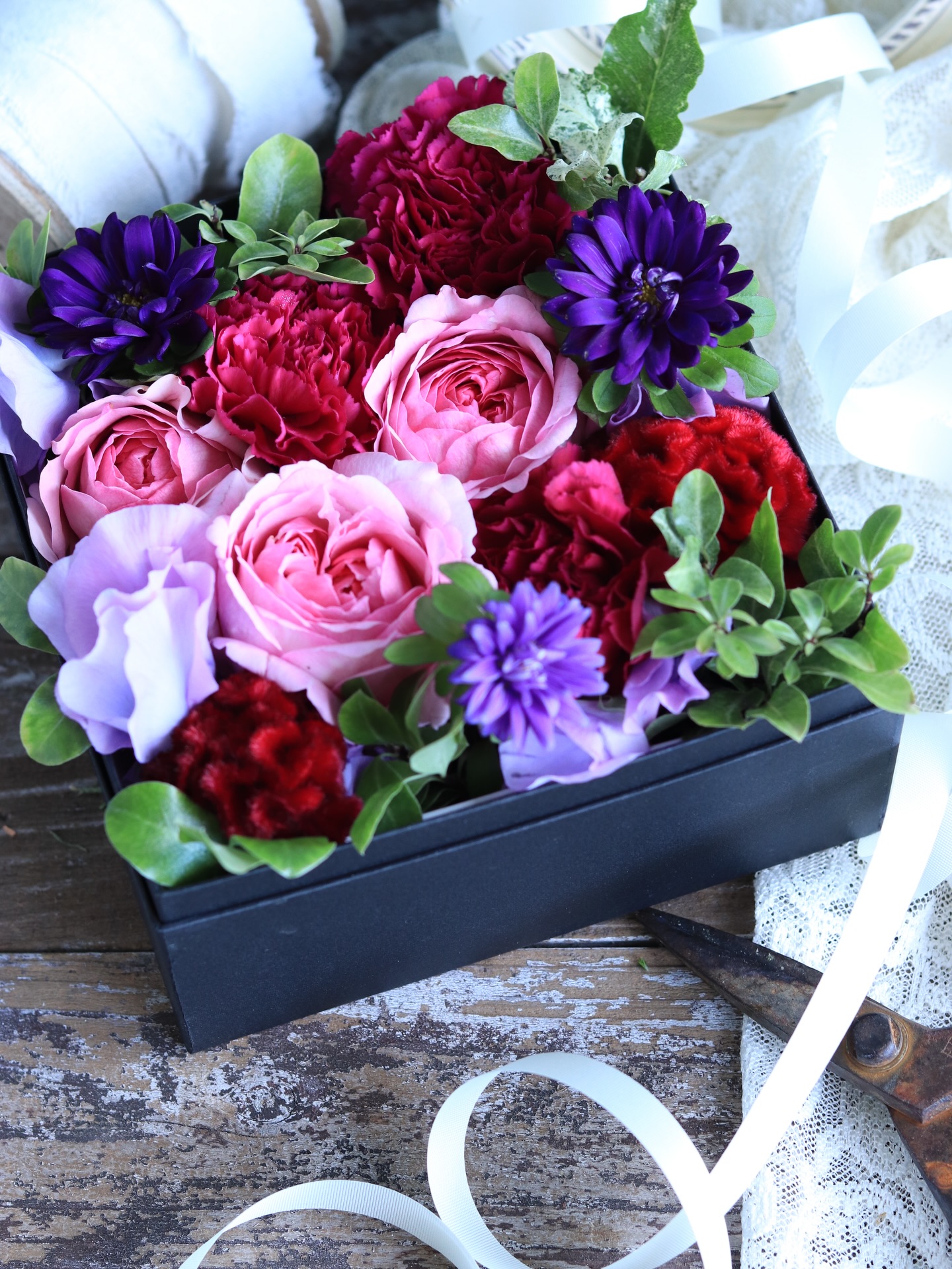 📢お知らせ
4月28日・29日
単発のボックスフラワーワークショップを開催いたします🌿
※写真はイメージです
母の日のギフト、
「買う」から「作る」へ。
今年は、ご自身の手で
大切な人に贈るお花を作ってみませんか?
【開催日程】
4月28日(火)10:30〜
参加費:8,800円
(Tataセレクト芍薬のボックスフラワー)
4月29日(水)14:00〜
参加費:6,600円
(kainohanatachiセレクトのボックスフラワー)
【場所】
磐田市 磐田バイパス見付インター近く(ご予約いただいた方にお知らせいたします)
⸻
実はTataでは、
単発のワークショップはほとんど行っていません。
理由はひとつ。
「一瞬の楽しさ」で終わるのではなく、
日常の中で花を楽しめる人を増やしたいから。
そのため、普段は定期レッスンが中心です。
だからこそ今回のワークショップは、
とても貴重な機会になります。
✔ 定期レッスンは少し不安
✔ まずは一度やってみたい
✔ 自分にできるか試してみたい
そんな方にこそ、来ていただきたい内容です。
花の選び手が違うと
「こんなに違うんだ」
そんな発見も楽しんでくださいね。
29日の花のセレクトは息子@kainohanatachiがしますが、製作レクチャーは
@maki.watanabe.1003 が行います。
【お申し込み方法】
@maki.watanabe.1003 プロフィールにある公式LINEより、以下をご連絡ください。
・お名前
・携帯電話番号(緊急連絡用)
・参加希望日
・参加人数(同伴者がいる場合)
※席数に限りがありますので、
ご希望の方はお早めにどうぞ。
⸻
【予告】
ゴールデンウィーク明けの金曜日、
天小屋さんで切花販売を行います。
母の日直前の切り花販売、こちらもぜひ、楽しみにしていてください🌿