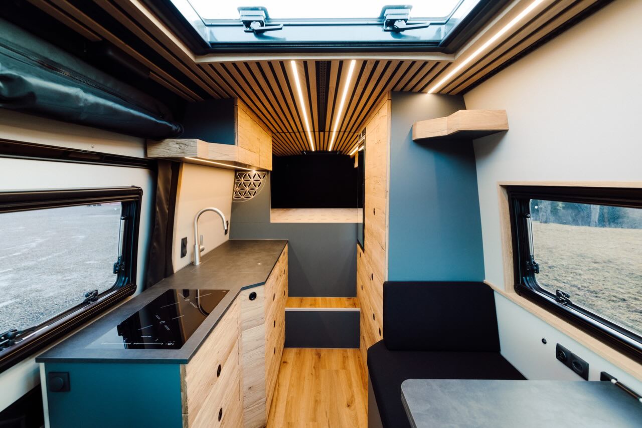 Großzügig, hell und gemütlich. Hier will man einfach chillen.🌞😎
Die massive Asteiche passt perfekt zum rauen Look des 4x4 Sprinters. Rustikal, massiv, echt. 🪵💪🏼
Ausziehbare Toilette und Dusche in der Dinette? Klar, so bleibt alles offen und luftig. 🚐💨
📷 @andographie
#vanlife #chalet #campervan #vanconversion #switzerland
