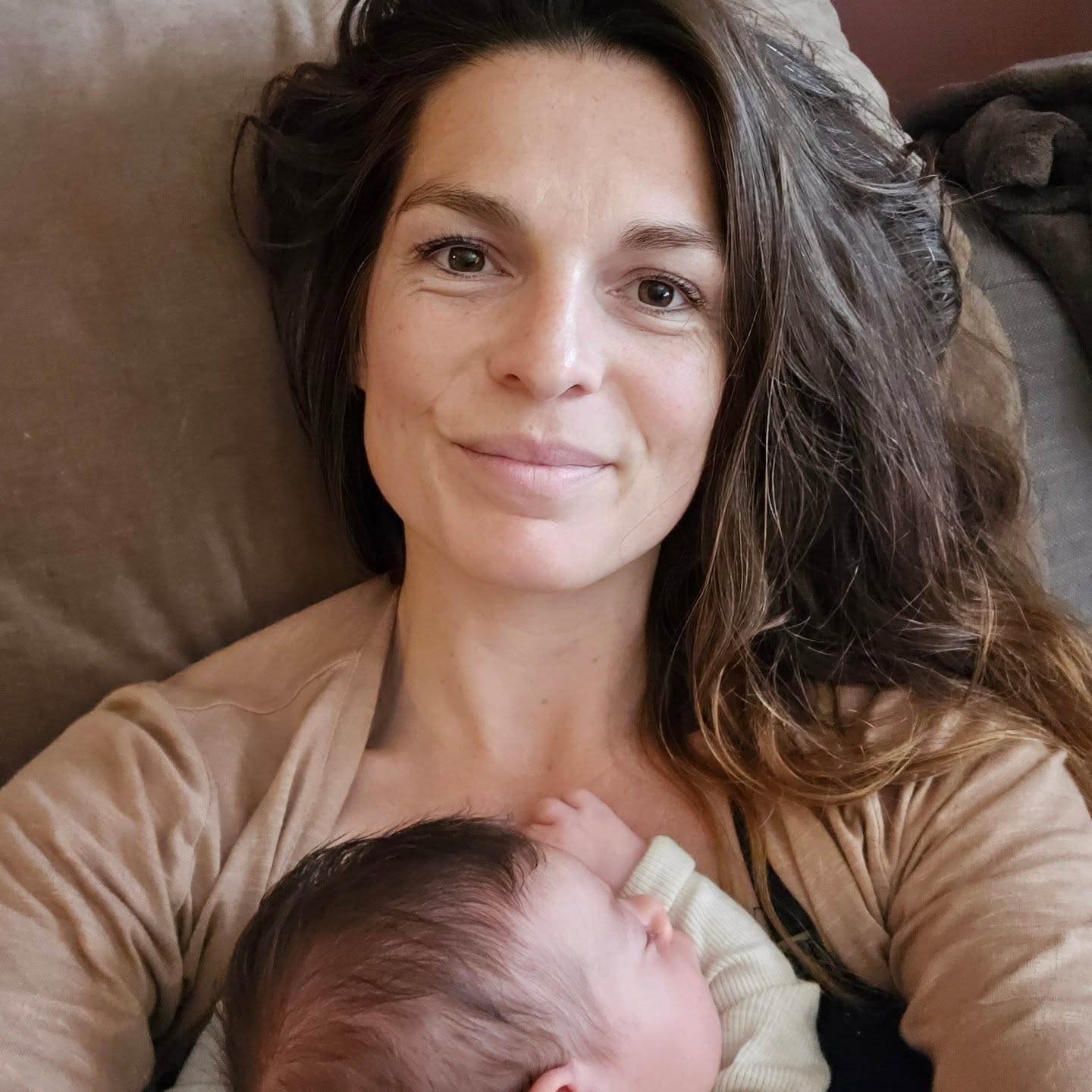 :》》Afgelopen nacht was een horrornacht met de kleine...
Ze huilde vanaf gisteravond steeds weer als we haar neerlegden. Niet zomaar een huiltje, ze had pijn.
Maar waaraan? Haar buikje? Haar tandjes?
Het duurde tot diep in de nacht.
Op zo'n moment breekt je hart als ouder, je wil zo graag helpen en de pijn wegnemen.
Vandaag sta ik moe op, een beetje verslagen zelfs. Ik voel de emotie nog in mijn lichaam.
Wat daarnaast bij me is, is de volle maan cirkel van gisteravond. De volle maan energie die uitnodigt meer te gaan staan voor onze waarheid en deze te belichamen.
Ik realiseer me deze ochtend dat het het meest authentieke is wat je kan doen om echt jezelf te zijn; je waarheid leven, uitspreken en laten zien.
Dan ben je past echt jij.
Dan mogen de maskers waarin je je aanpast af.
Deze foto is gemaakt in de eerste maand dat ons kleine wondertje bij ons was. Er was een mama glow over m'n gezicht te zien, ondanks de slapeloze nachten.
De waarheid is dat ik er echt niet altijd met die glow op m'n gezicht bij zit.
Het afgelopen jaar is, naast het mooiste jaar in mijn leven ook één van de zwaarste jaren geweest.
Mijn zuivere waarheid is dat mijn leven echt niet altijd over rozen gaat, het mag er hier allemaal mooi en gelikt uitzien maar er zijn momenten dat ik het liefst even weg kruip onder een deken op de bank of mijn gezicht in mijn handen begraaf terwijl de tranen over mijn wangen rollen.
De initiatie van Maiden to Mother is enorm geweest. Zoveel heb ik moeten voelen, doorleven en los mogen laten.
Het is een hele reis geweest om de nieuwe versie van mezelf opnieuw te mogen ontmoeten. Maar ook de oude versie los te laten.
En dat is de dans van het leven, dat we onszelf altijd weer opnieuw mogen ontmoeten, in alle lagen waar we doorheen bewegen, terwijl we ook afscheid nemen van de delen die ons niet meer dienen.
Je waarheid belichamen betekent voor mij dat je je ware gevoelens eert en de ruimte geeft om geuit te mogen worden. De waarheid niet inslikken of bypassed - en dat mag overal aanwezig zijn. Ook hier. Juist hier.
Alleen zo worden we meer onze authentieke zelf waarmee we anderen mogen inspireren dat ook te worden.
🤍