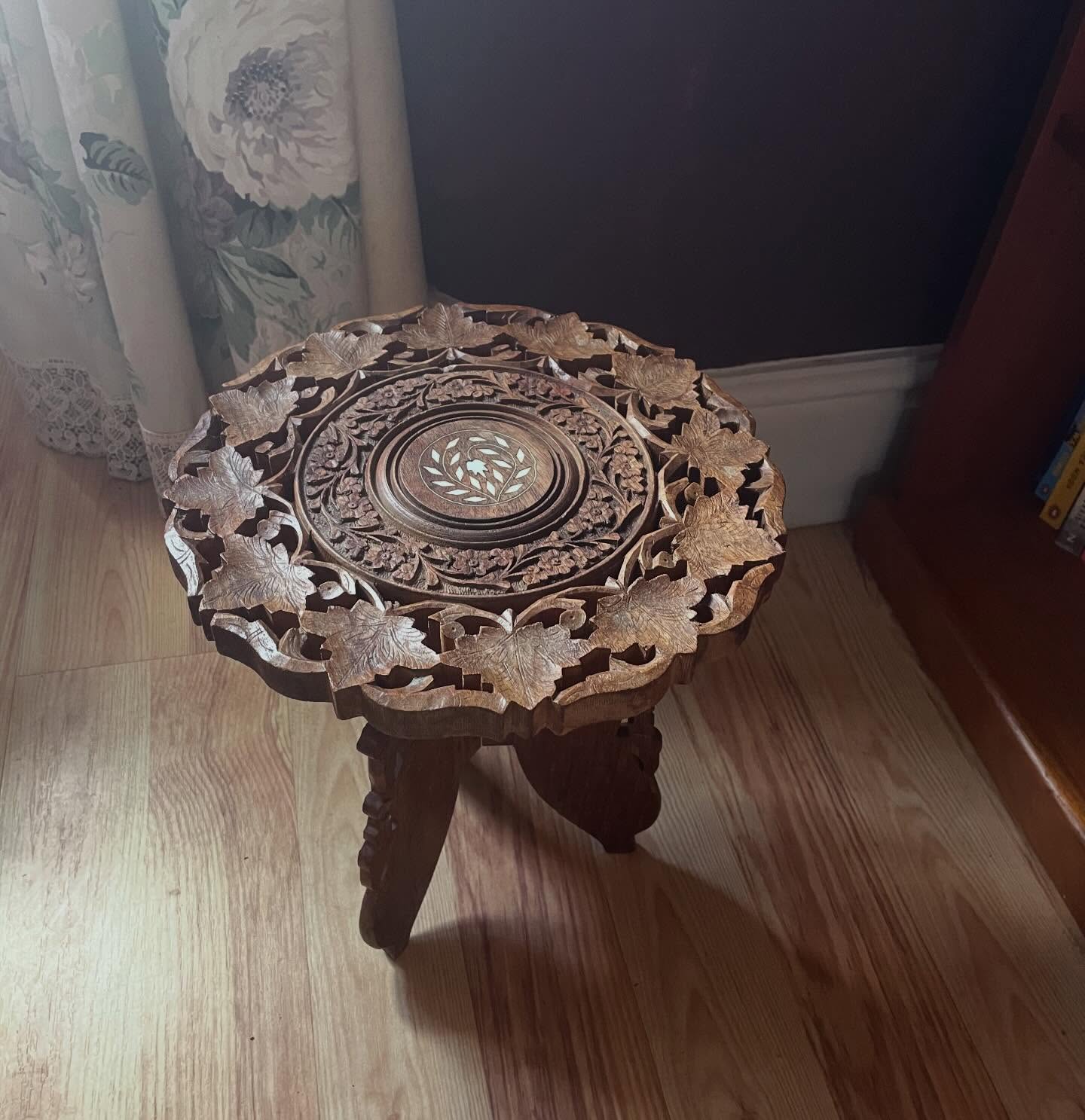 Happy Easter 🐣!
Hope you’re having a lovely weekend.
Here’s one of the treasures we found yesterday… this beautiful Moroccan style carved side table with mother of pearl inlay. This gorgeous little table stands on a tripod style folding base and has lovely intricate carved details. It could also be useful as a plant stand and measures H 32cm W30cm £40
We’re out buying again today and visiting Skipton antiques fair I wonder what else we’ll find?!
#moroccan #carvedwood #inlay #sidetable #plantstand
