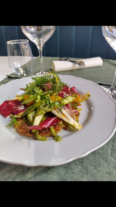 Willkommen im Chez Mara! 🇫🇷 Frische Produkte auf dem Teller, leckerer Wein im Glas und ein Abend voller guter Gespräche! 🥂
Von der Frühlingskarte: "Galette de Pommes de Terre"
Wir freuen uns auf Euch!
/Mara
#frühling #rostock #frenchrestaurant #veganfood #veganrestaurant