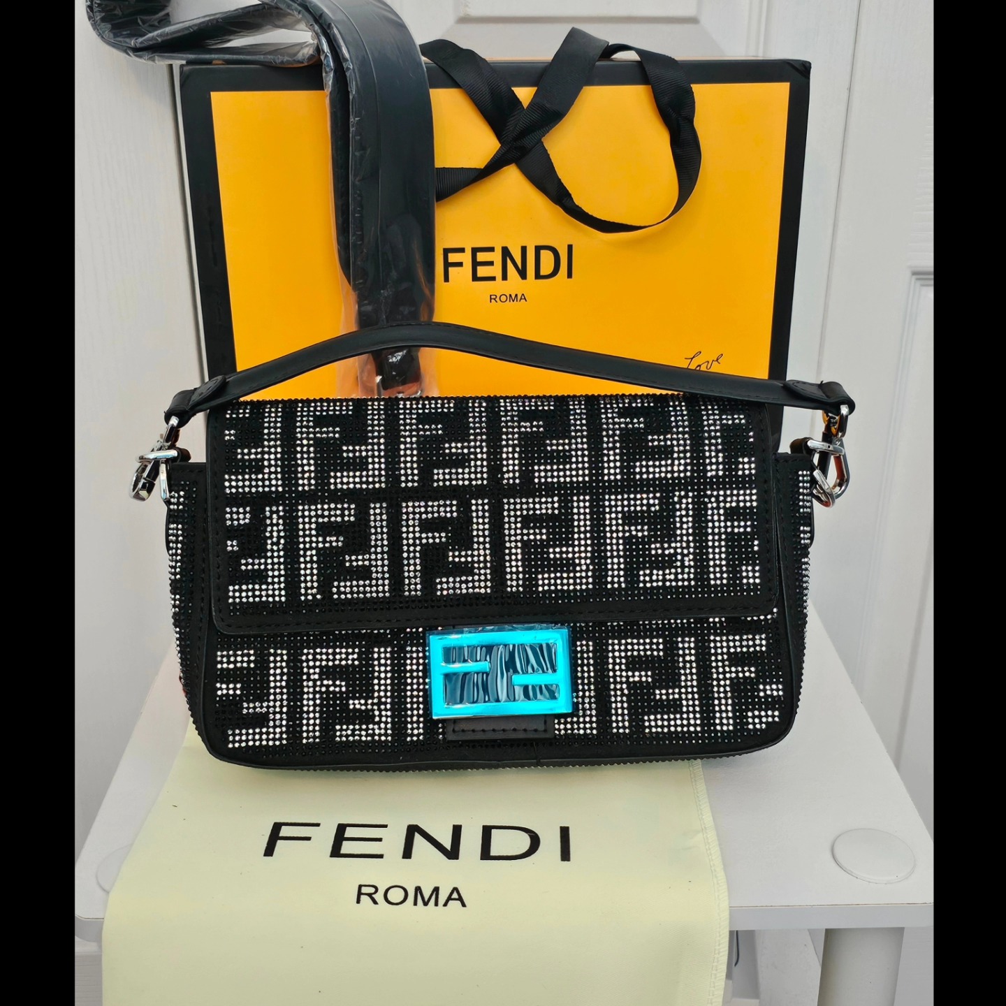 ๐ Women's Fendi Baguette NM Bag Zucca Houndstooth Wool ๐
Size: Medium
Condition: New
Including: Fendi Box, Dustbag, Crossbody Strap, Handle Strap
Retail: $2,680.00
Wright Way Wear: DM For Price