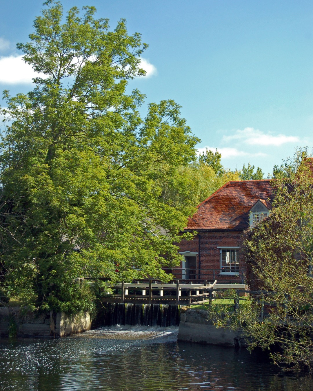 Easter is a good time to get out locally. Longer days, a bit of colour returning, and plenty to keep little ones occupied. From simple egg hunts to time outdoors, there’s more than enough to fill a few easy days.
To read more and feel inspired, head to our blog at the link in our bio
#easterinthecountry #happyeaster #easterweekend #easterguide #theredlioneastbergholt #constablecountry #flatfordmill