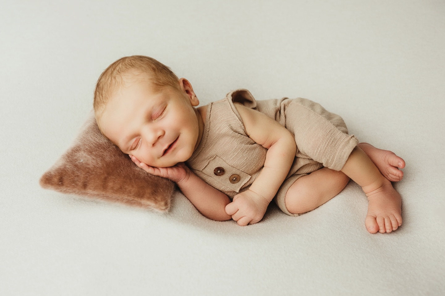 Jsou maličcí…
jen pár dní.
A pak už nikdy stejní.
Newborn focení je pro mě vždy o klidu, trpělivosti a důvěře.
Každé miminko má své tempo – a já ho jen následuju.
✨ Děkuju, že mi dovolíte zachytit tyhle první chvíle
📩 Termíny jsou omezené
a rezervují se ideálně už z porodnice
Renča | Renatice Foto