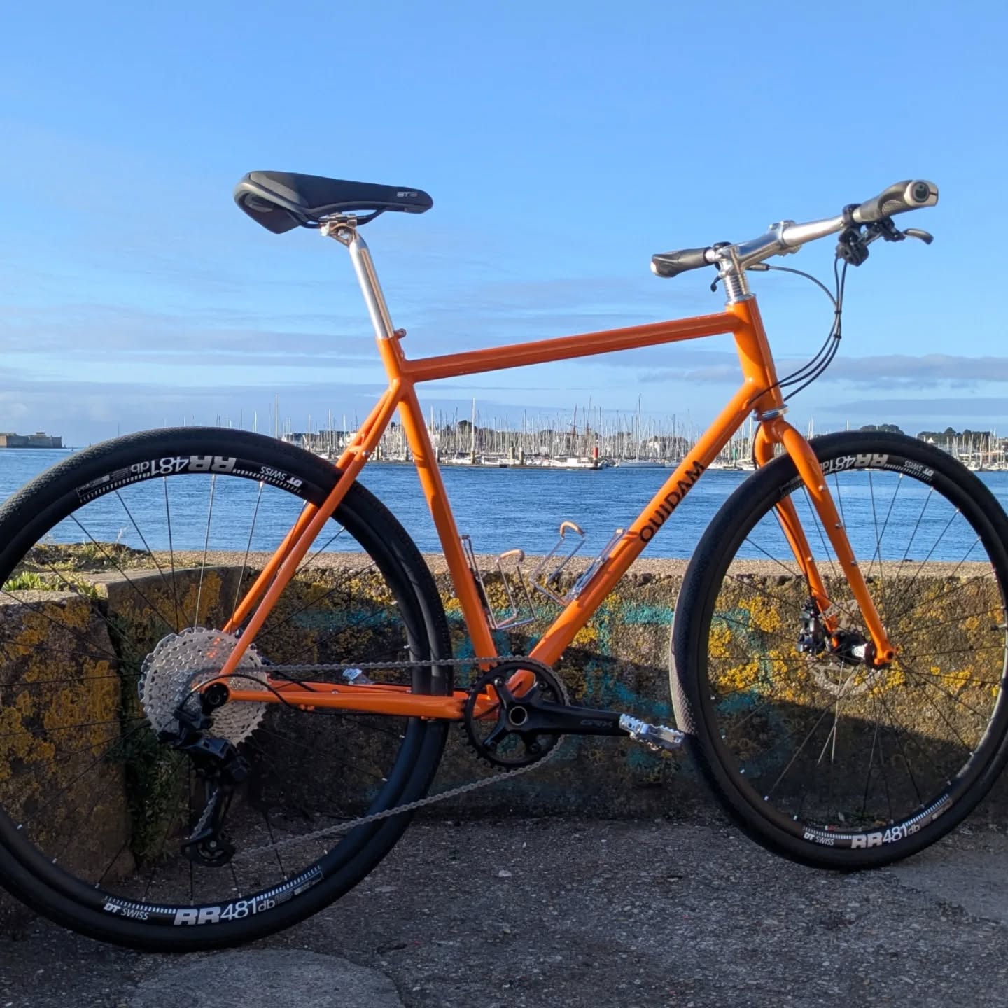 Premiers tours de roues hors de l'atelier pour ce gravel flatbar sur-mesure.
Il a été pensé dans les moindres détails techniques et esthétiques, et assemblé avec des composants ultra efficaces et simples.
⚙️ @dtswiss et @sapimspokes pour les roues, GRX et SLX pour les freins et la transmission, @ritcheylogic et @whiteind pour les composants ⚙️