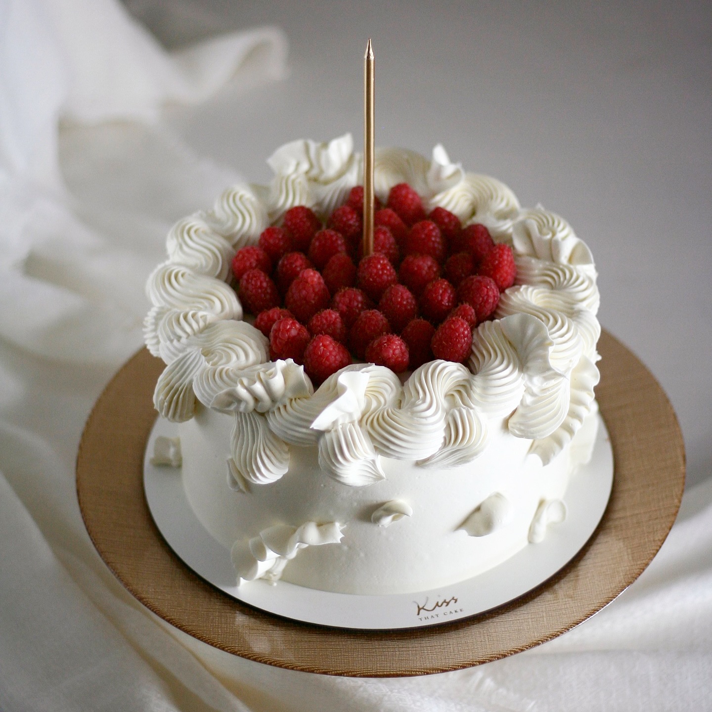 Crème & Rouge - This is actually one of my favourite directions.
Vintage cakes are everywhere right now, but at the same time there’s also this more modern, free approach to design.
I like finding a balance in between. so it still feels vintage, but not too “by the book.”
I’m not really into fully following one trend.
I prefer a bit different, a bit more personal.
Because in the end, if you’re going to invest in a cake, it should feel like yours.
#cake #cakes #ibiza #ibizaluxury #kissthatcake