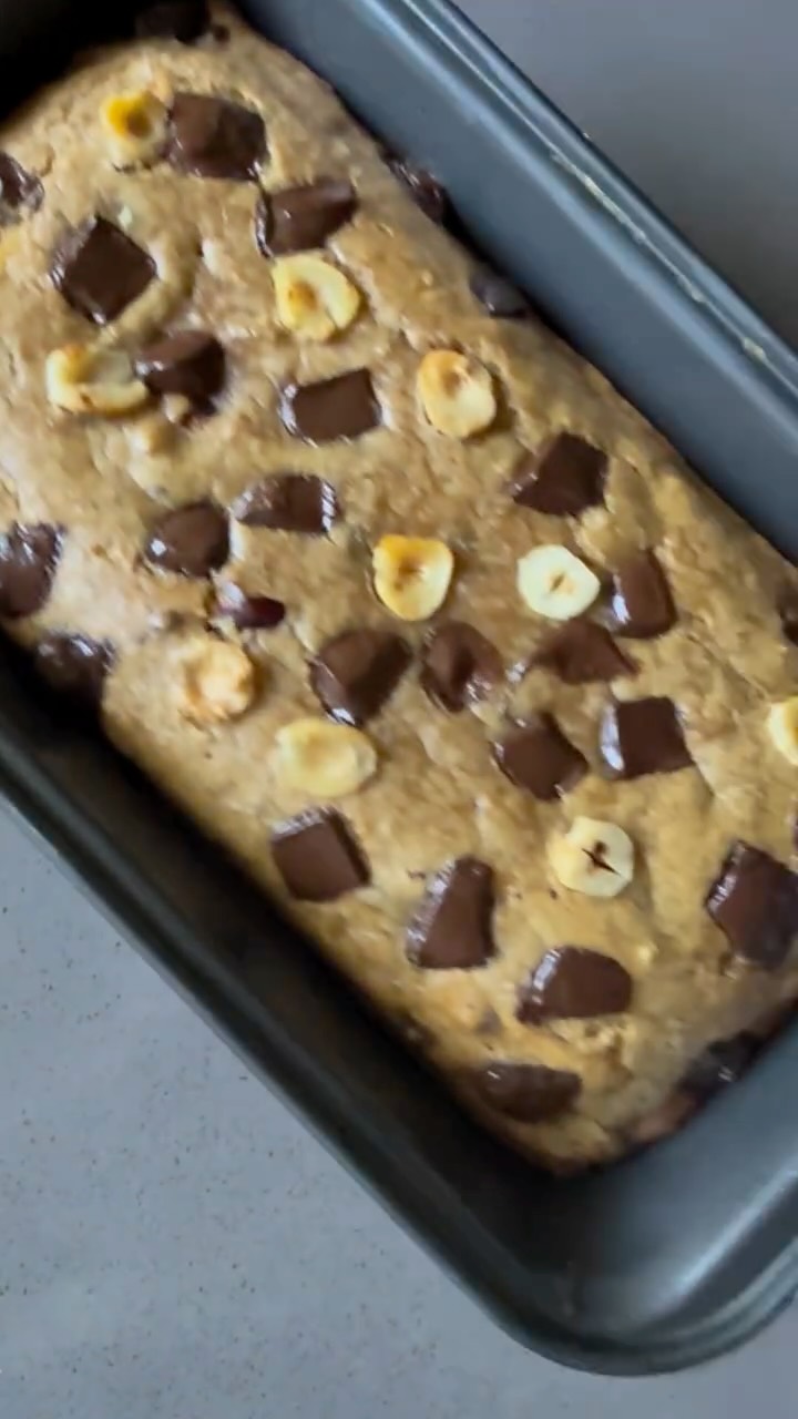 Se hace en un solo bowl, no necesitas licuadora y queda húmedo, esponjoso y con un sabor que a todos les encanta.
Además, es una forma fácil de aprovechar plátanos maduros y sumar grasas buenas y proteína sin complicarte.
Guárdalo porque lo vas a querer repetir.
Si te gustan este tipo de recetas prácticas para tu familia, sígueme para más ideas reales que sí funcionan en el día a día.
—
Ingredientes:
3 plátanos maduros aplastados
1/4 taza de aceite de oliva o coco
1 cucharadita de vainilla
3 huevos grandes
2 tazas de harina de almendra
1 cucharadita de bicarbonato
1/2 taza de avellana picada
Chunks de chocolate
Preparación:
1. Precalienta el horno a 180°C y prepara un molde con papel para hornear.
2. En un bowl, agrega los ingredientes húmedos: plátano aplastado, aceite, vainilla y huevos. Mezcla bien hasta integrar.
3. Añade los ingredientes secos: harina de almendra, bicarbonato, chocolate y avellana picada. Mezcla hasta obtener una mezcla homogénea.
4. Vierte la mezcla en el molde.
5. Hornea durante 45 minutos o hasta que al insertar un palillo salga limpio.
6. Deja enfriar unos minutos antes de desmoldar y servir.
Tip: Puedes mezclar todo directamente en el molde con papel para hornear y reducir aún más la limpieza.