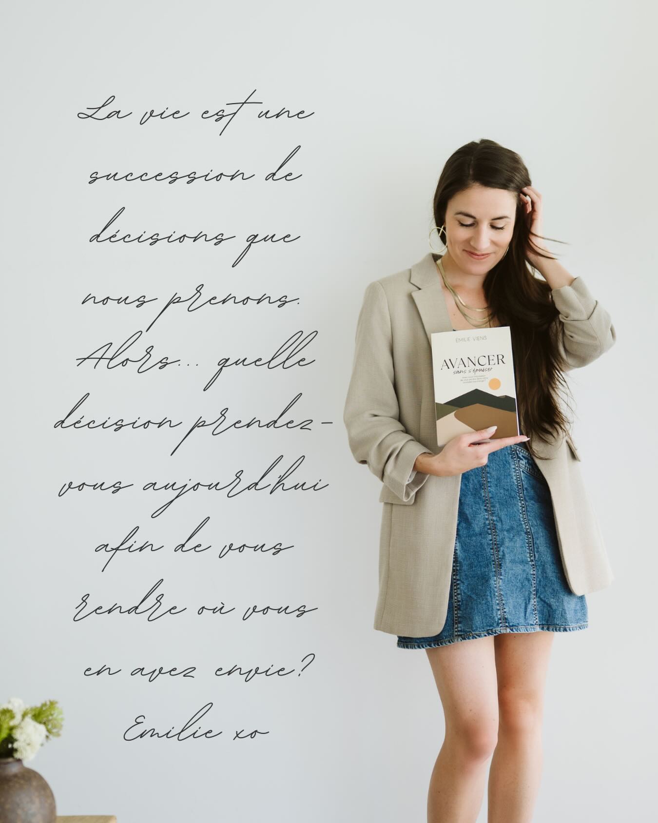 Je n’ai pas écrit ce livre parce que j’avais du temps.
Je l’ai écrit parce que j’ai décidé d’en créer. Nuance!
Pendant longtemps, j’ai cru comme tout le monde que certaines choses arrivaient « quand on avait le temps » et quand le fameux timing était bon. 🗓️
Écrire un livre.
Lancer un projet.
Changer une direction.
Créer une autre vie.
Mais la vérité… c’est que ce moment-là n’arrive presque jamais.
Ces moments soi-disant parfaits n’arrivent pas quand on remplit ses journées, quand on attend d’être prête ou quand on continue à vivre en mode réaction. ⏳
Ce livre n’est pas né d’un horaire parfait… il est simplement né d’une décision.
La décision de ne plus juste gérer mon temps… mais de le concevoir et de faire de la place pour ce qui compte,
avant que le reste prenne toute la place.
Et c’est exactement ce que je vois chez tellement de femmes brillantes et ambitieuses. ✨
Elles sont organisées.
Elles sont disciplinées.
Elles sont efficaces.
Mais leur temps… ne leur appartient pas vraiment.
Et pourquoi à votre avis? C’est souvent parce qu’elles sont encore dans une posture d’exécution plutôt qu’être en posture de création.
Et c’est là que tout change. 💫
Le jour où vous arrêtez de remplir votre agenda pour le simple fait de le remplir, et que vous commencerez à décider de ce qui peut y entrer... c’est le jour où vous cesserez d’être exécutante et que vous deviendrez l’architecte de votre temps.
Je sais que plusieurs ici sont rendues là, et c’est pour cette raison que j’ai créé ARCHITECTE.
ARCHITECTE 🏛️ est un événement gratuit qui se tiendra les 7 et 8 avril pour vous apprendre à concevoir votre temps autrement.
Pas pour en faire plus… mais pour enfin faire de la place pour ce qui compte vraiment.
Commentez ARCHITECTE et je vous envoi les détails 🤎
Émilie xo