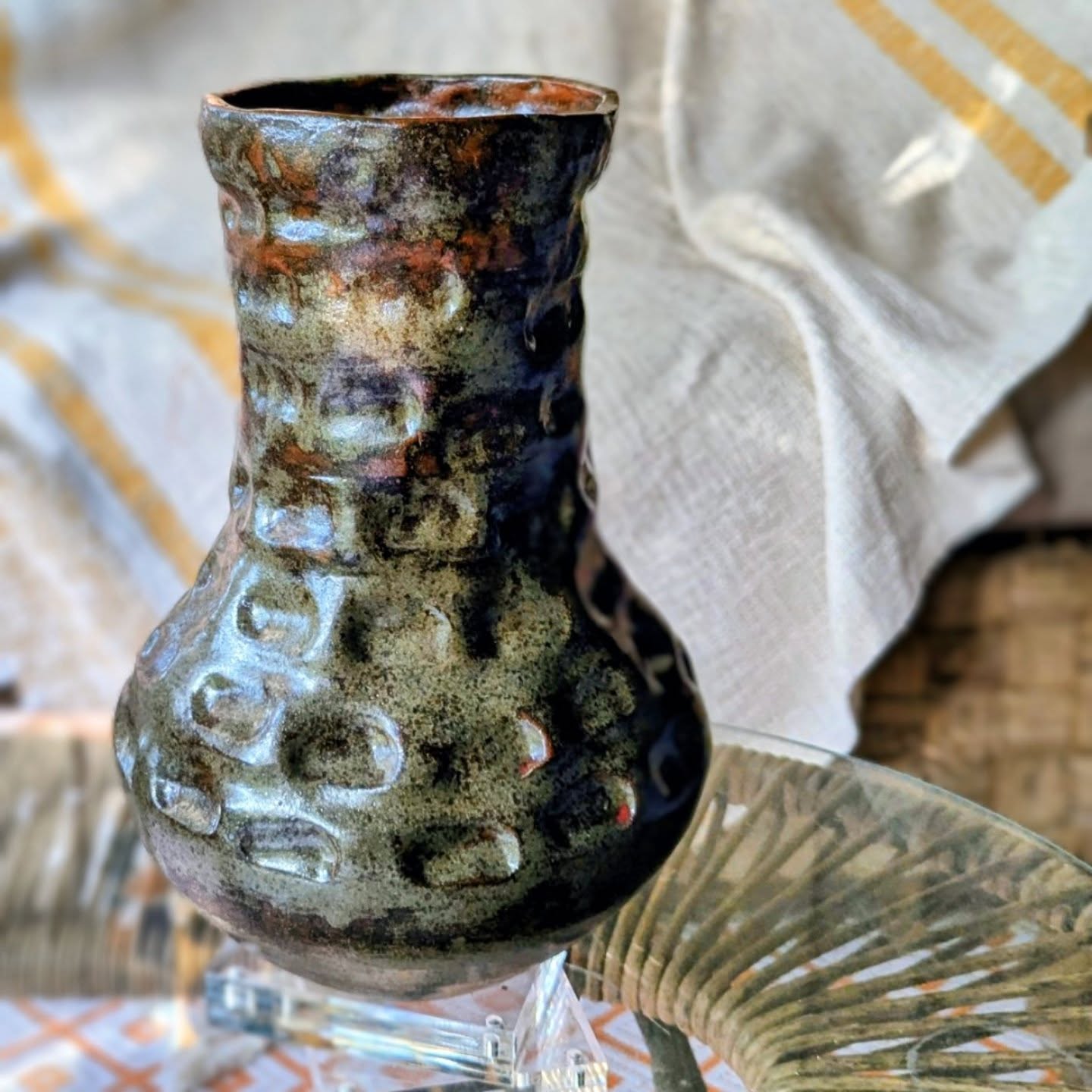 Taking time to explore this recent reduction fired piece as it catches the afternoon light. Dappled greens and reds from a random translated Chinese Red glaze I found in an old ceramics magazine.
..
#ceramics #reductionfiring #handmadepottery #ceramicart #contemporaryceramics