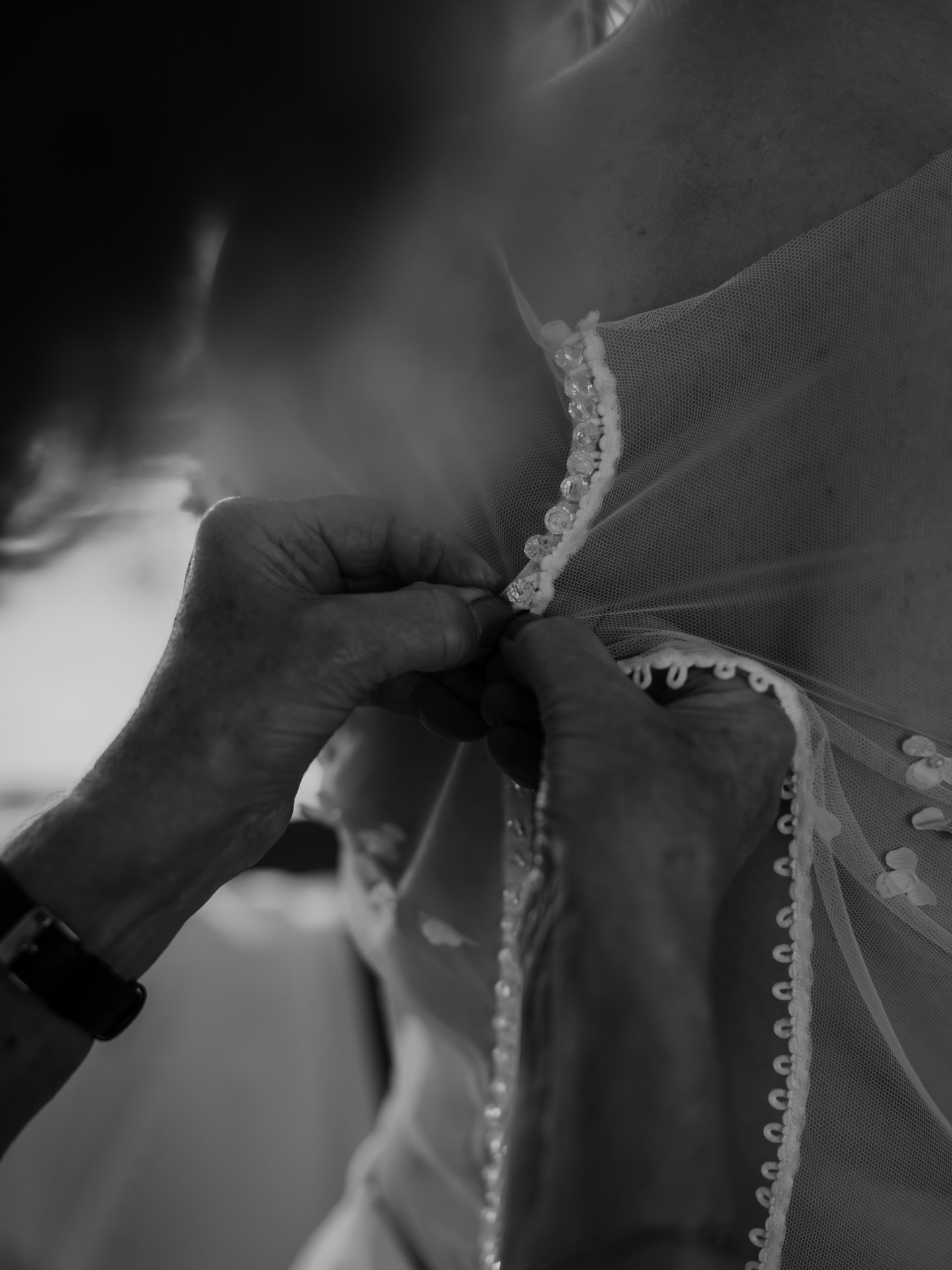 Its’s all about de details
Ik word altijd zo blij van het moment dat de bruid haar jurk aan mag gaan doen, vaak heb ik de jurk dan al op allerlei manieren vastgelegd.
Maar op het moment dat hij dan echt aan gaat, dan pas kun je zien hoe mooi hij staat en ik vind het heerlijk om dan echt even heel dichtbij te komen en dit soort detailshots te maken.
#itsallaboutthedetails
#blackandwhitephotography
#Weddingdressdetails
#aankleedmoment
#StudioFemme