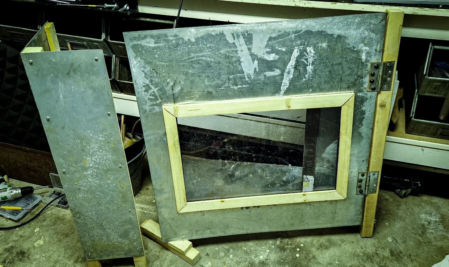 Today was the last day on @workinghandspodcast #mwyf5 challenge. To bad it was the last day to move out and clean my studio as well. Didn't really finish this dog gate. It's for my new studio, made out of steel and wood with a acrylic plastic window.
.
I plan to paint the wood and make a lock/handle for it. But hey, I got close to the finish line at least! Didn't Tony of @woodlandiron still have some table or something left to finish? Maybe this still can count then. 😂