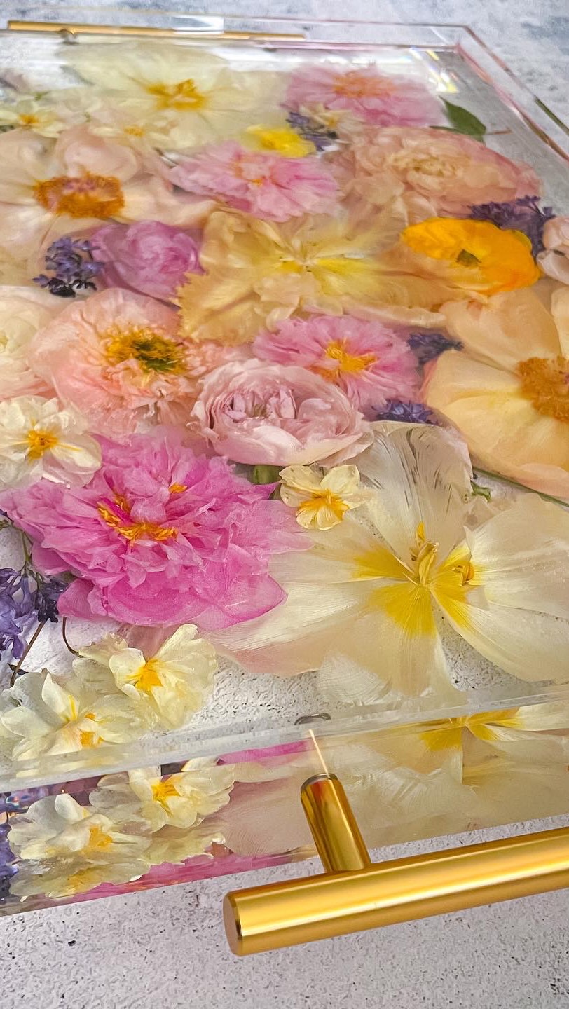 The most important part of the whole process ✨🌸
#floralpreservation #bridalbouquet #resinart #flowerpreservation #flowerpreservation