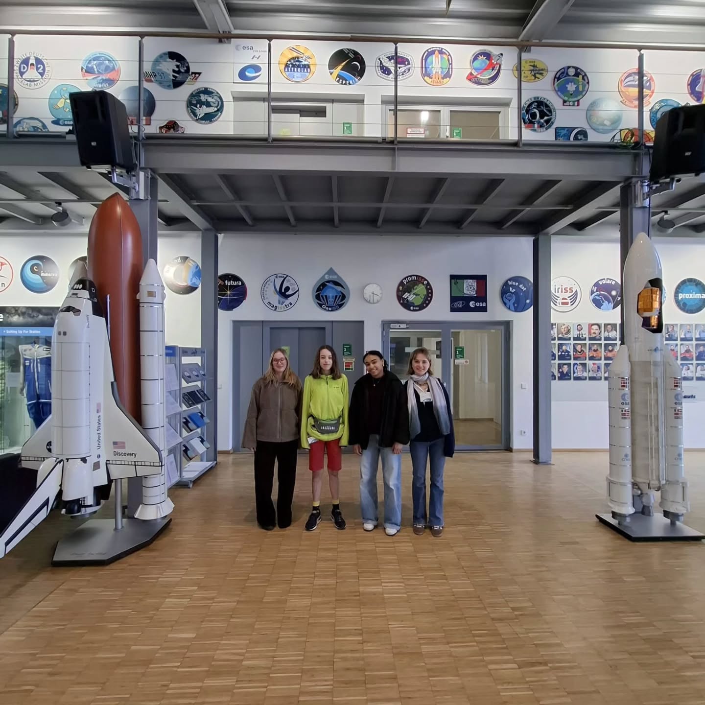 🚀op uitstap naar de maan? 4 leerlingen uit 5WW kwamen wel heel dichtbij deze droom in het European Astronaut Centre in Keulen. Dat is het opleidingscentrum voor astronauten van ESA. 👩🚀👨🚀
✨ Wat een dag:
🔹 Een exclusieve blik in de ISS-simulator
🔹 Het indrukwekkende trainingsbad voor ruimtewandelingen 🌊
🔹 Een bezoek aan LUNA, de maansimulatie op aarde 🌕
🔹 Kennismaking met ENVIHAB, waar onderzoek gebeurt naar het effect van gewichtloosheid op het lichaam 🧬
💡 Een inspirerende dag vol wetenschap, technologie en ruimtevaart – recht uit de praktijk!
Wie weet staan hier wel de astronauten van de toekomst… 😉🚀