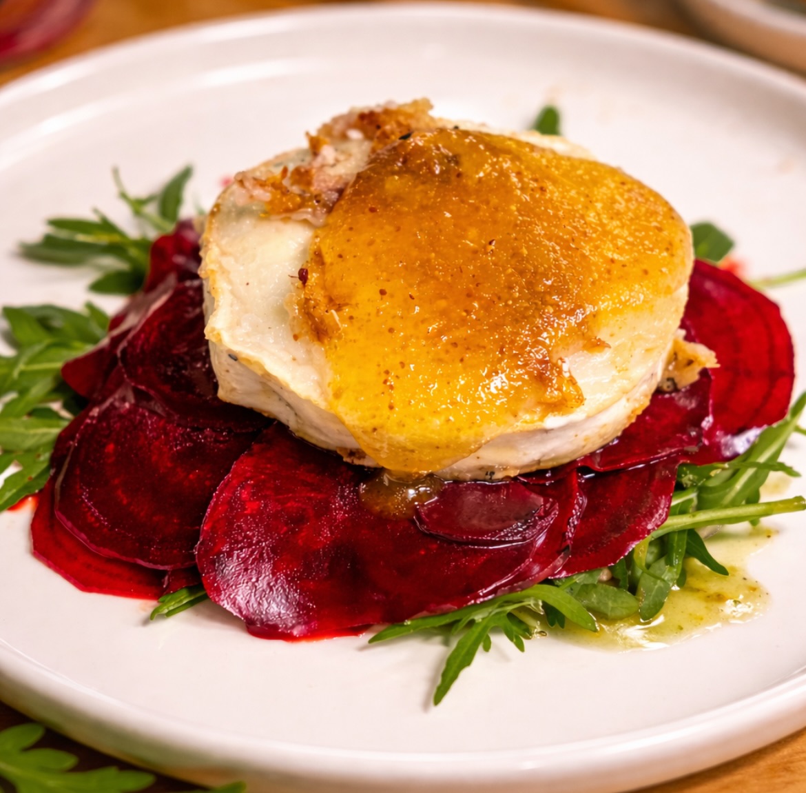 Unser alltime favourite! 😍 Gegrillter Ziegenkäse mit Feigensenf veredelt, auf Rote-Bete-Carpaccio und frischem Ruccola-Salat. Ob als Vorspeise, zwischendurch oder doch noch zum Abschluss…
Kommt vorbei - wir freuen uns auf euch!
#nippes #essenmachtglücklich #hopfundherzlich #köln #colognefood