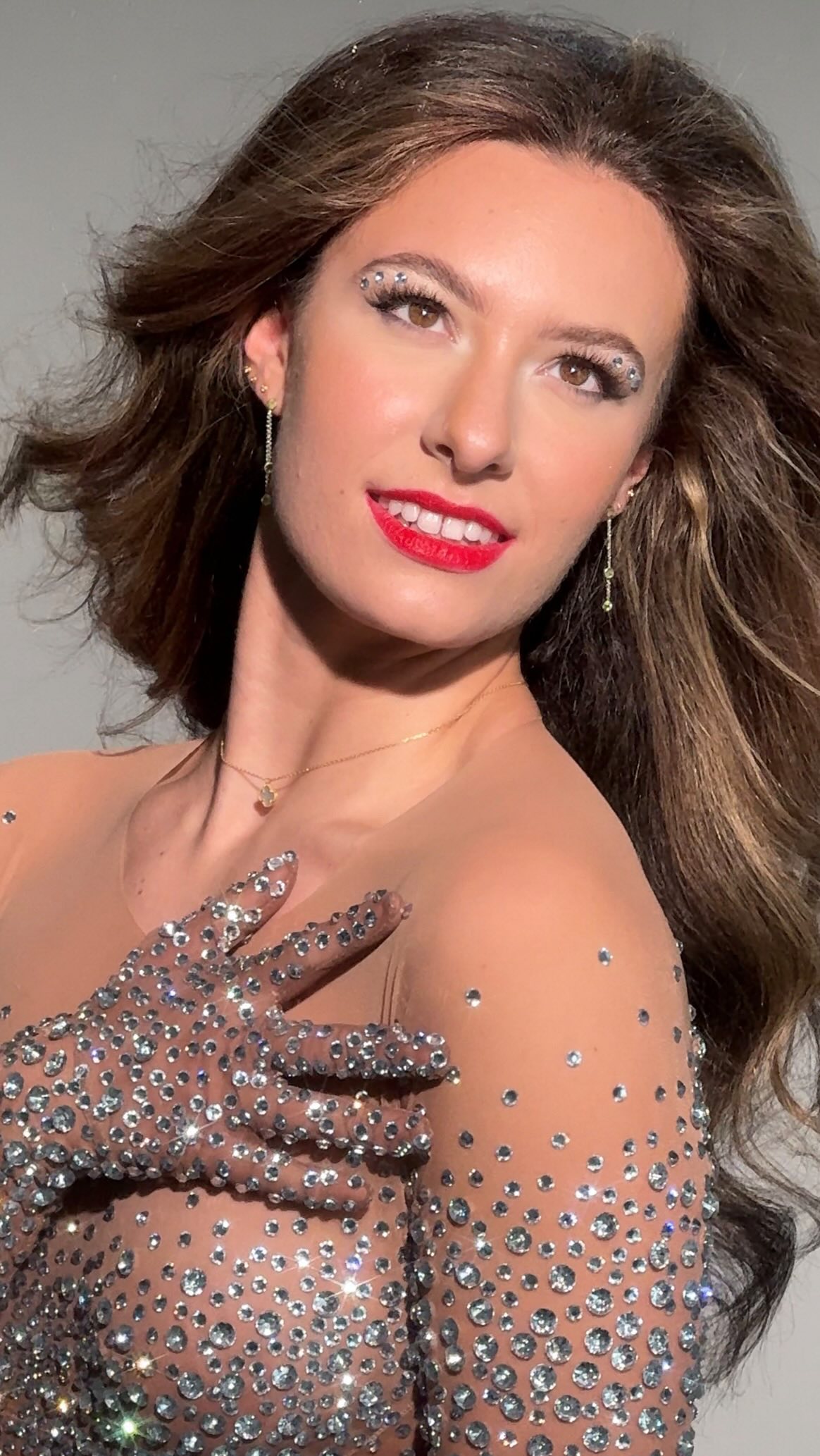 Glam is SO BACK โจ๐ซ
โญ๏ธ: @emiliapace_
๐ธ: @jontaylorphoto
๐: @kaleywerebeauty
#glammakeup #creativemakeup #dancer #dancephotoshoot #sparklymakeup