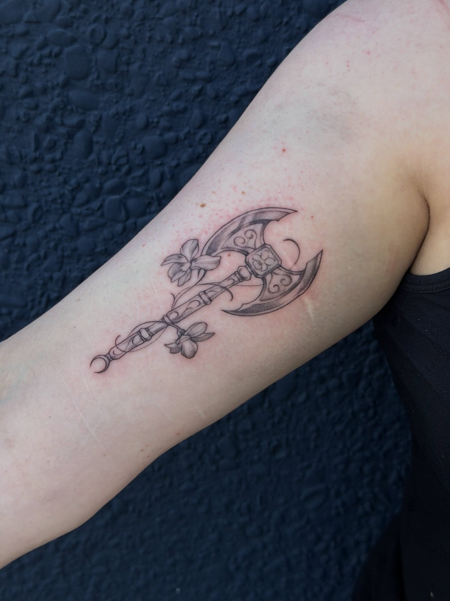 A few recent little ones 😌🤍
So happy I got to do this custom version of my labrys flash design!
Books open, click the link in my bio 💌
Tattooing at @batandcavetattoo in Oak Cliff 🦇
Part of the @pegasustattooandwellness collective 🤍
#tattooflash #smalltattoo #tinytattoo #queertattooartist #moth