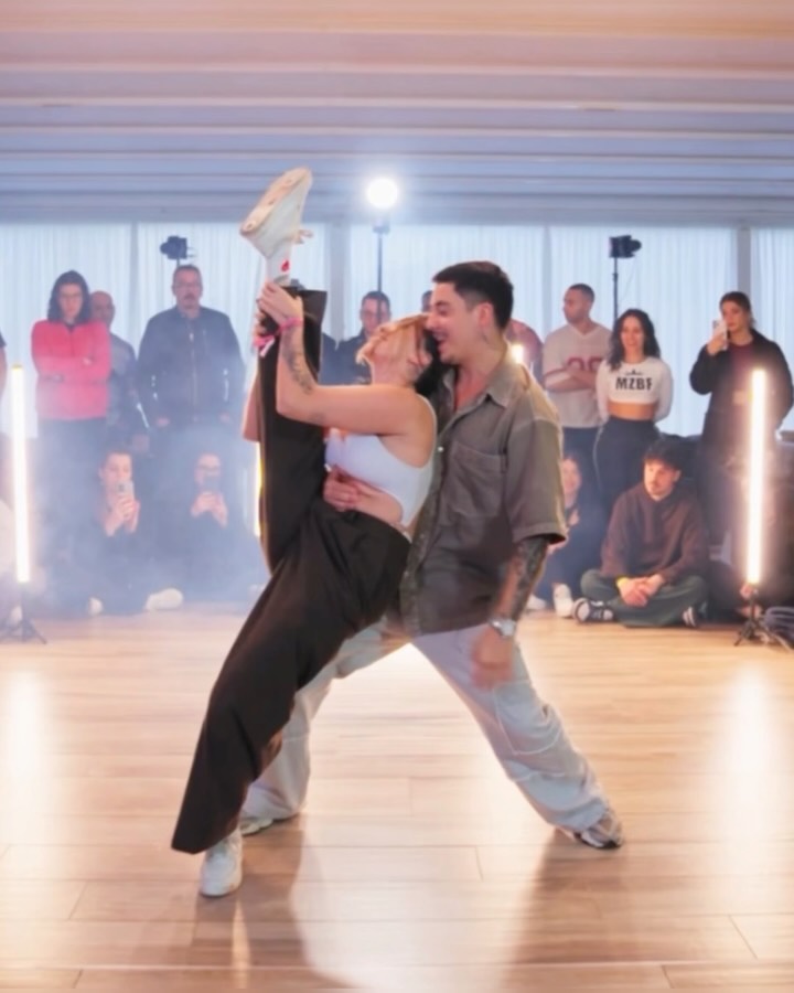 🇮🇹 GIOVANA Y RAFAEL 🇮🇹
We love how these people from @passionebachatacongress make us feel ❤️ So happy to be again at this place, italyyyyy! Thank you so much @liobachatero_official for this! Ci vediamo super pronto mi gente!
➡️ STUDY WITH US!
www.giovanayrafael.com
🎶 NOCHE DE SEXO - @dimelocupido @djhuskybachata @karlosrose
🎥 @sb_photoandvideo
#bachatafusion #bachazouk #bachata