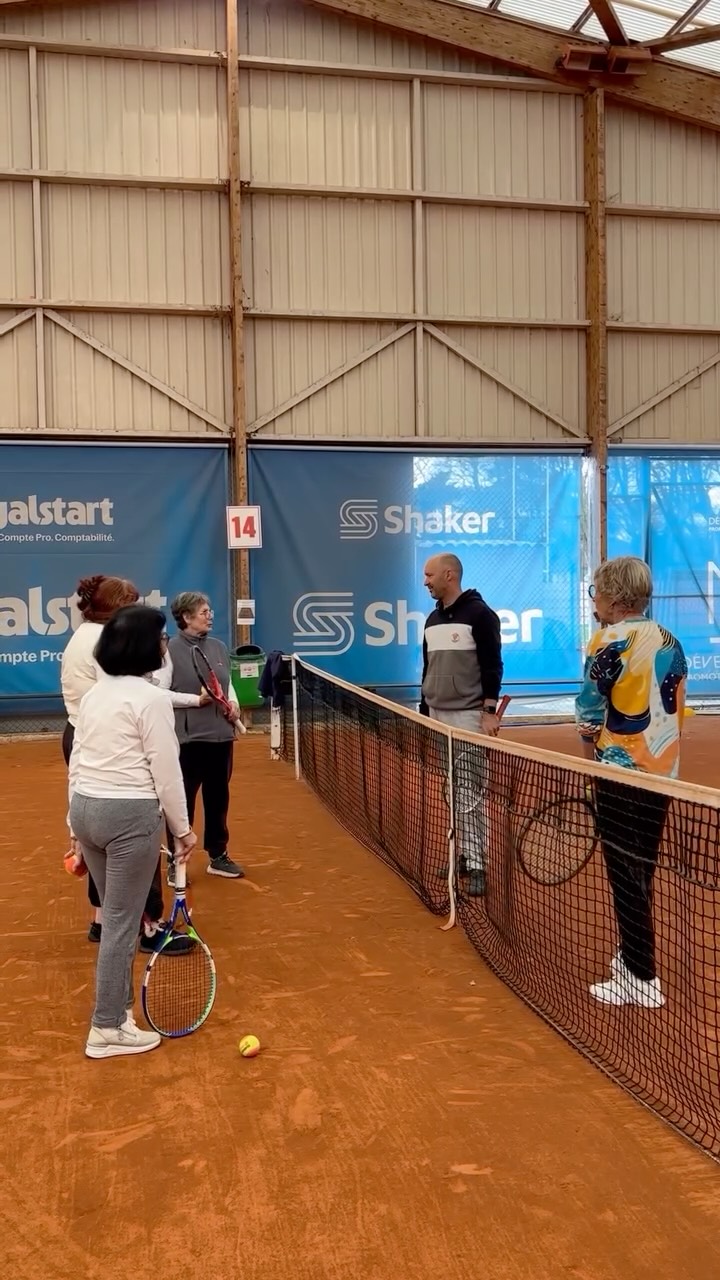 Retour sur notre porte ouverte Tennis Santé
– Partie 1 !
Jeudi dernier, nous avons proposé une séance d’1h pour découvrir le programme Tennis Santé, une pratique adaptée à chacun, en fonction de ses capacités et de ses besoins médicaux !
Encadrée par Pierre Vincent, enseignant diplômé, cette initiation a permis à tous de bouger, s’amuser et reprendre confiance à son rythme, dans une ambiance conviviale.
Merci à tous les participants pour leur énergie et leur bonne humeur ! 🙌�
À très vite sur les courts !
#tennissante #tennis #botennisetpadel #biarritz #porteouverte