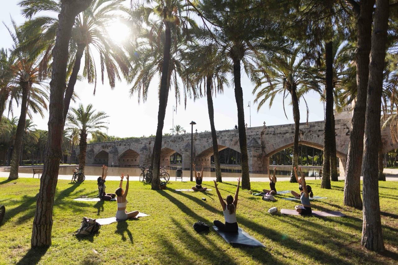 ¡Qué ganas de practicar al aire libre con este tiempazo! ☀️🌿 Aquí nuestros horarios en el río, altura: Puente de las Flores/Puente del Mar
Martes: Power Yoga a las 10:00
Sábado: Power Yoga a las 11:00 y Ashtanga Yoga a las 12:10
Domingos: Vinyasa Yoga a las 10:00
Además, a partir del 21 de abril (después del retiro en Marruecos), vuelven las clases en el río por las tardes… stay tuned ✨
Para las clases en el río, solo necesitas traer tu esterilla.
Precio (desde abril): clase suelta 8€ | bono de 10 clases 70€
Si te apetece practicar al aire libre, esta es tu señal. 🌿