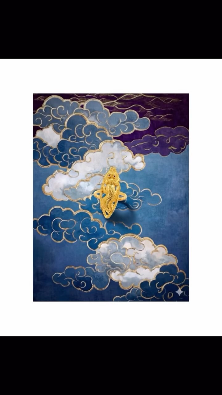 Le gène de l’exploration... 🌍
Il paraît qu’il existe un gène du voyage et de l’exploration : si l’on possède ce gène, on ne peut s’empêcher de parcourir le monde. Ma grand-mère l’avait. Elle avait ramené d’un voyage en Indochine une petite broche dragon qui ne l’a jamais quittée.
C’est elle qui m’a servi de base pour ma nouvelle collection Shanghai, qui verra le jour au mois de juin.
En la retravaillant, je me suis plongée dans l’univers de cette créature fascinante.
En Asie du Sud-Est oú nous nous trouvons le dragon est une créature céleste, qui apporte l’eau, la pluie et la prospérité. C’est un symbole de sagesse et de bienveillance.
C’est cette énergie protectrice et ce lien familial que j’ai voulu capturer.
Et vous, avez-vous aussi hérité de ce fameux « gène du voyage » ou avez-vous un objet fétiche qui vous fait voyager ? ✨
#ShanghaiCollection #HeritageFamilial #DragonSpirit