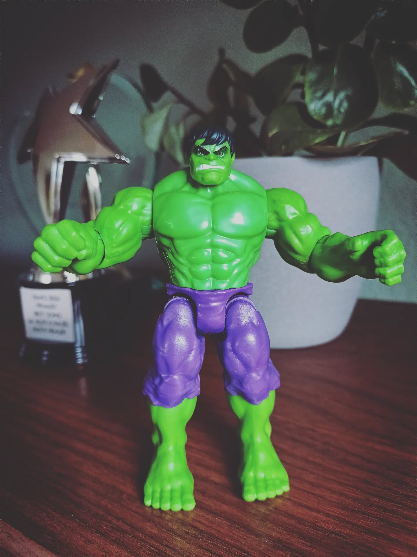 HULK
Im Februar beim ersten LAX VOX® VOICE WEEKEND habe ich in einem Workshop meiner großartigen Kollegin Tanja vom @singsalontanjalipp die
HULK ÜBUNG
kennen gelernt - und feiere sie sehr.
Mittlerweile kommt sie quasi ständig zum Einsatz - nicht nur wenn es um Support beim Singen geht, sondern auch beim Thema Taschenfalten und Distortion Sound.
Deshalb kam ich an diesem Kerlchen im Spielzeugladen auch nicht vorbei, denn man kann an ihm auch super sehen, was es mit Head/Neck- und Torso Anchoring so auf sich hat.
Dieser kleine HULK ist also nicht nur ein lustiges Gadget, sondern ein unverzichtbarer Coaching-Buddy geworden.
Vocal Coaching goes Superheld.
(Und die visuellen bzw. haptischen Lerntypen haben was zum Anfassen und Bestaunen. Passt perfekt.)
HULK, ich und ihr - ein echtes Dreamteam.
Dankeschön, Tanja - I LOVE IT 💛
P.s. Ich finde ja nur, er könnte etwas netter schauen ;-)
#HULK #coachingtools #vocalcoaching #michaelakuti #herrenberg